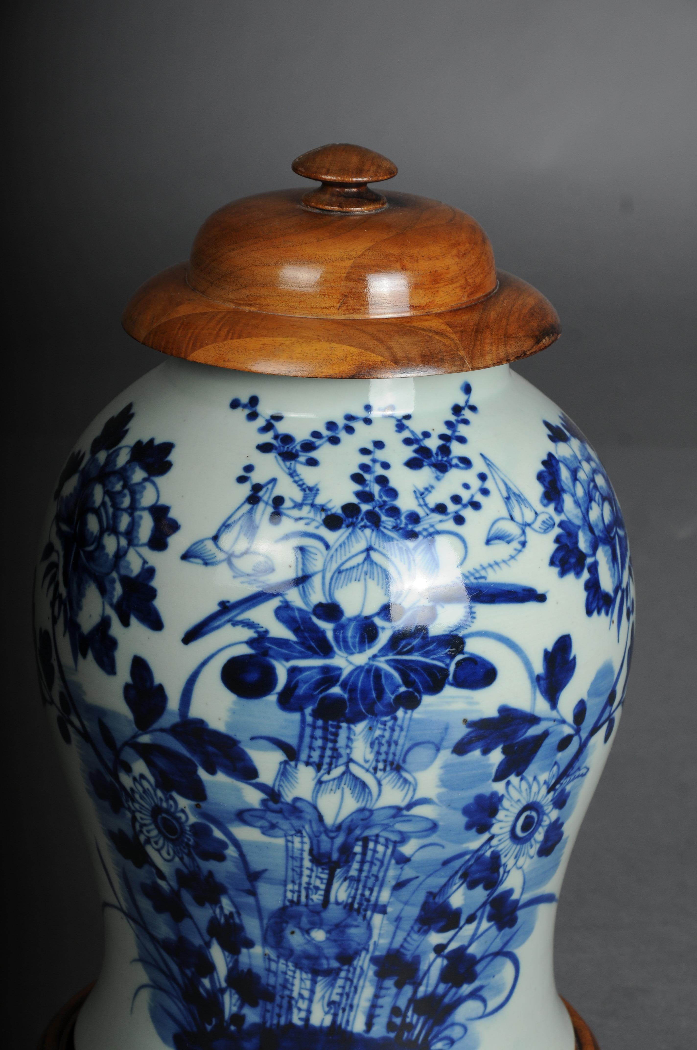 Large Asian table vase, porcelain, 20th century. In Good Condition For Sale In Berlin, DE