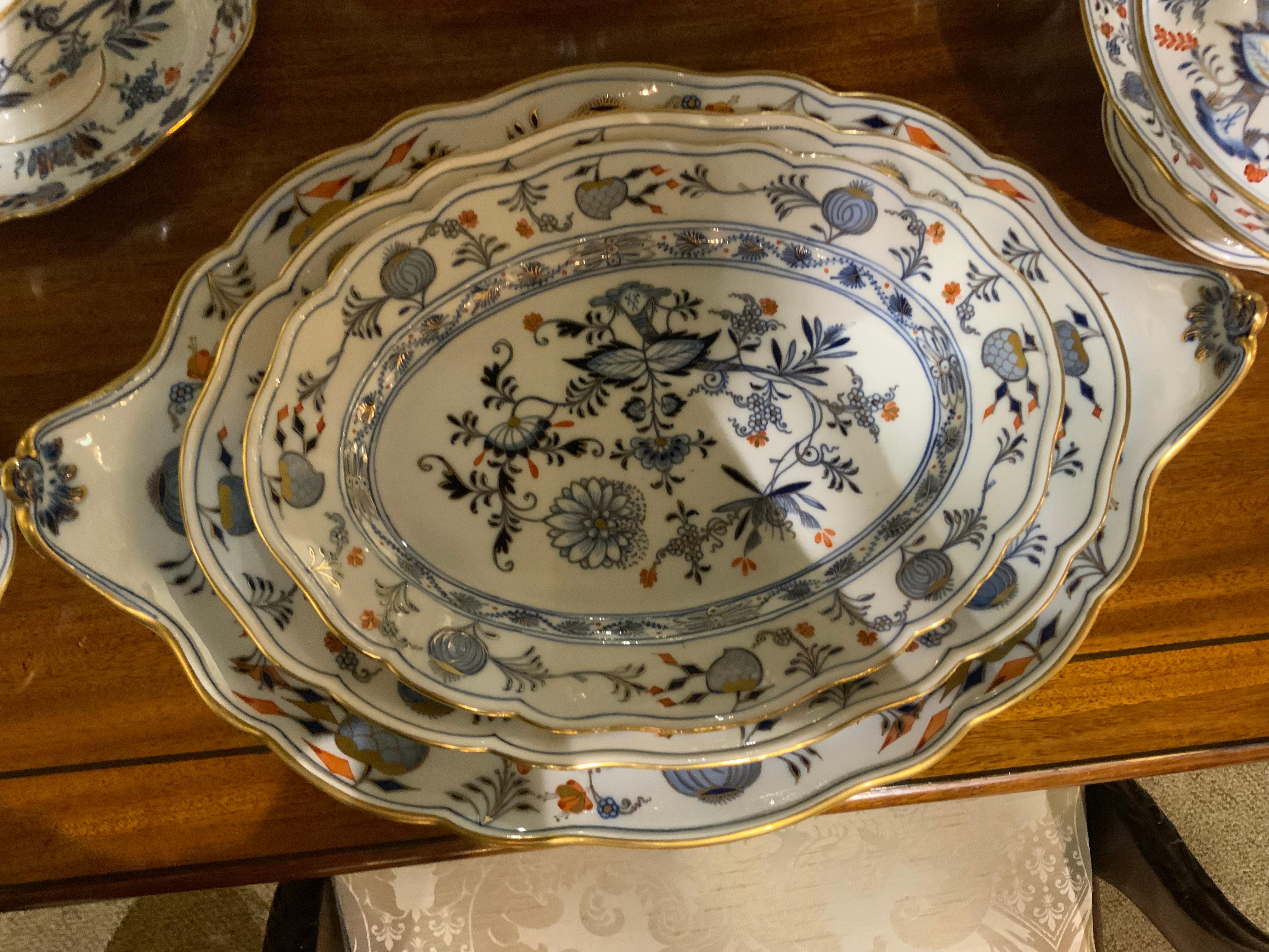 Gran juego ensamblado de Meissen azul cebolla con flor roja 107 piezas en venta 4