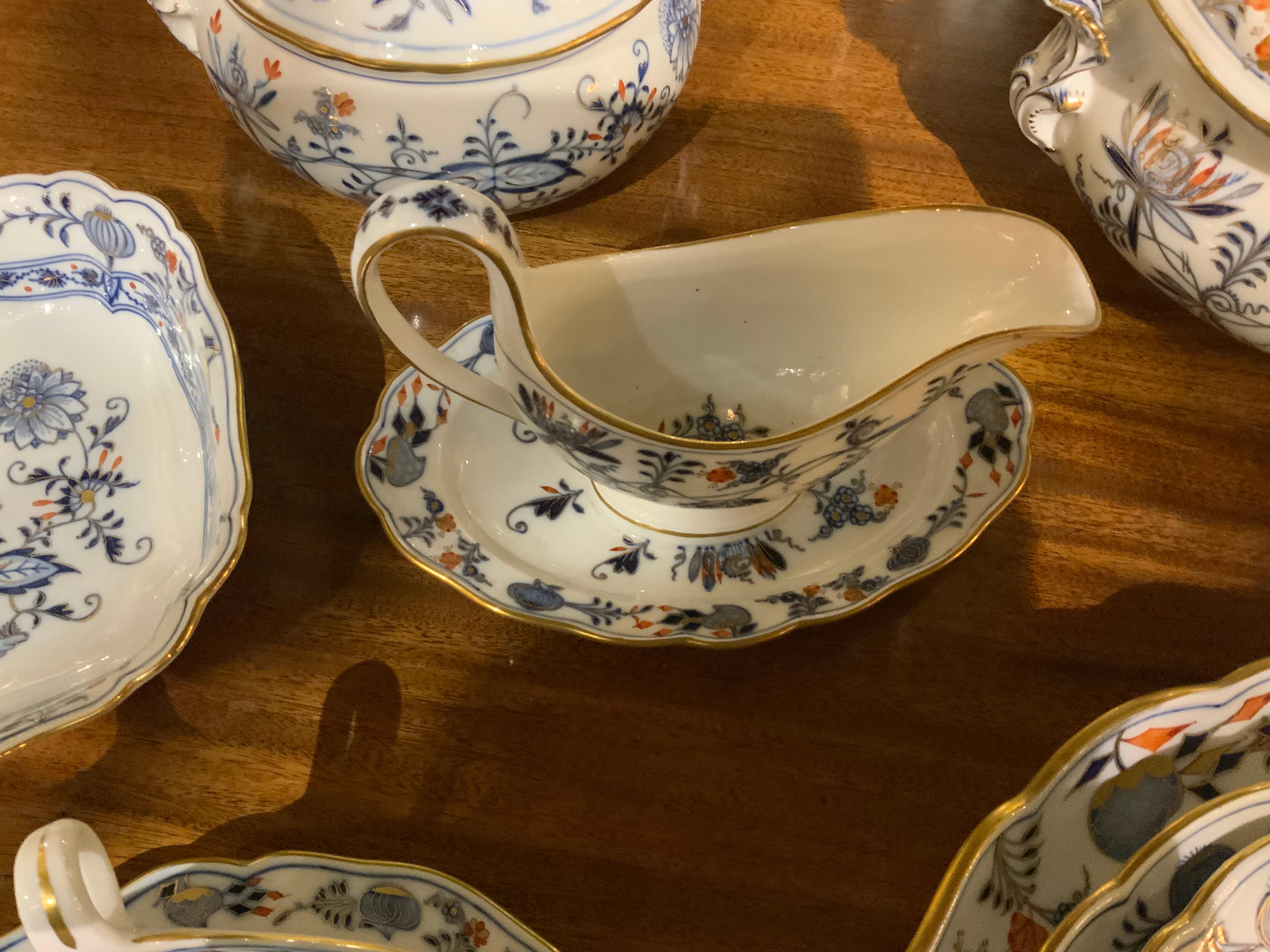 Gran juego ensamblado de Meissen azul cebolla con flor roja 107 piezas Alemán en venta