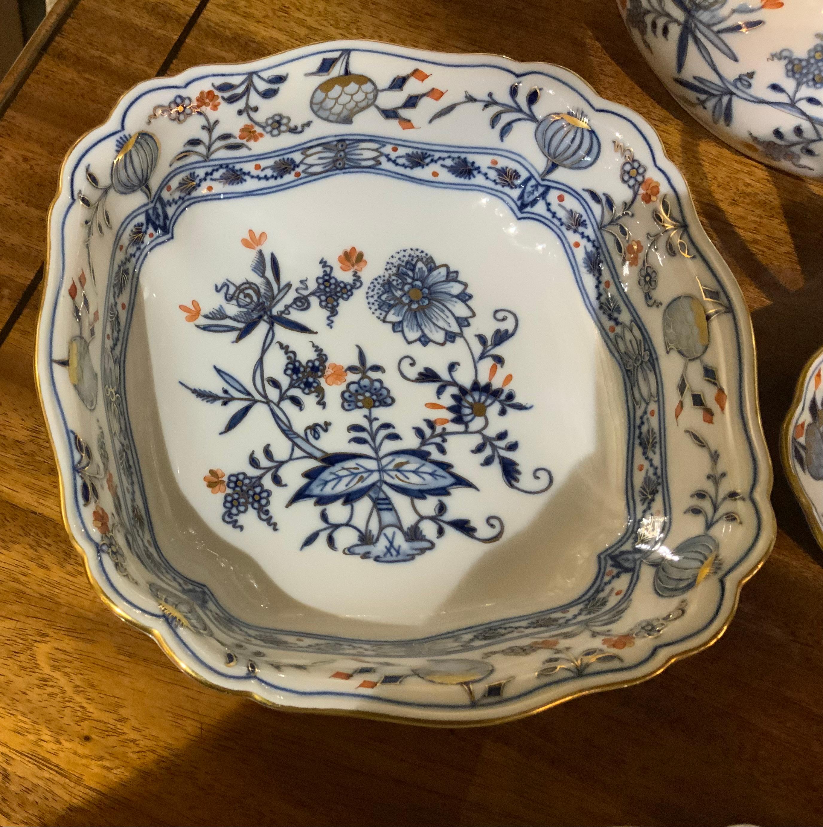 Gran juego ensamblado de Meissen azul cebolla con flor roja 107 piezas en Excelente estado para la venta en Houston, TX