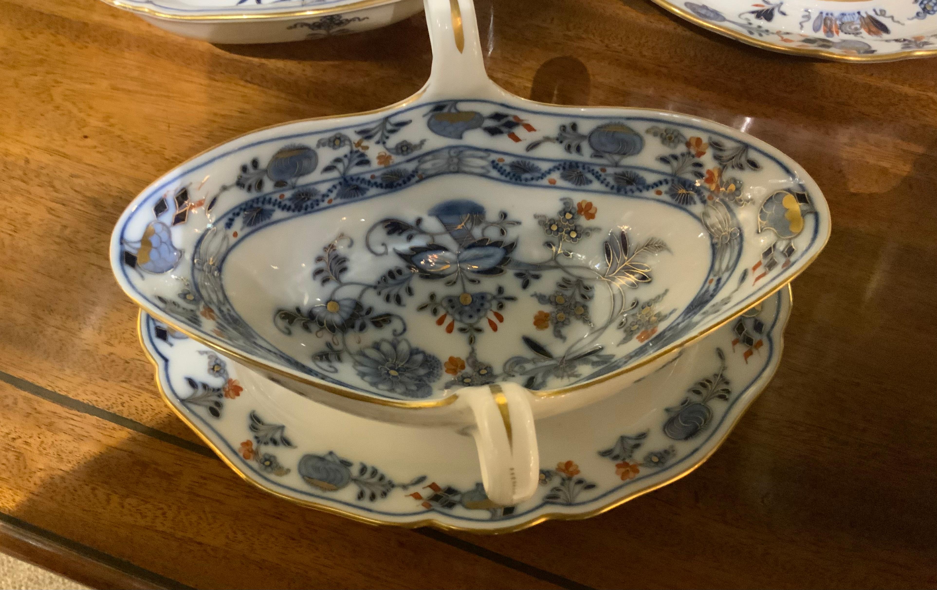 Gran juego ensamblado de Meissen azul cebolla con flor roja 107 piezas siglo XIX en venta