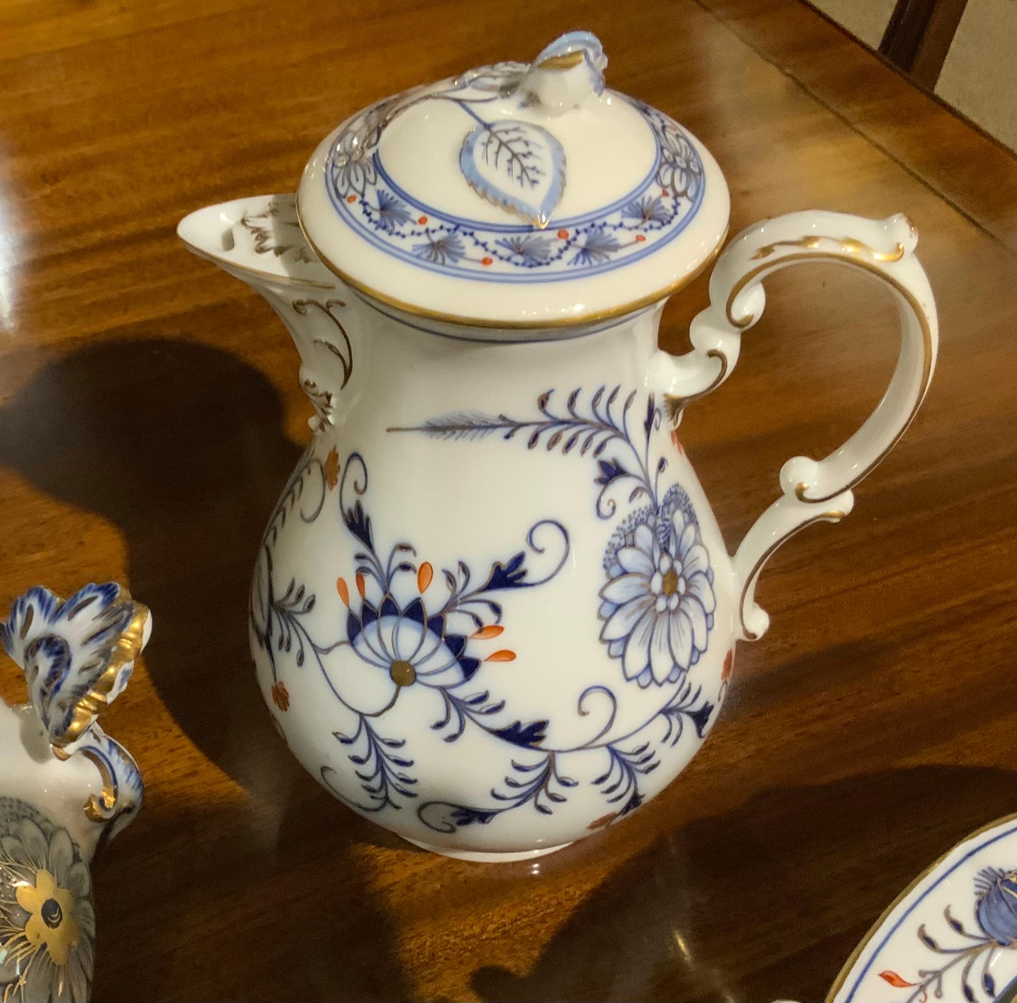 Gran juego ensamblado de Meissen azul cebolla con flor roja 107 piezas Porcelana en venta