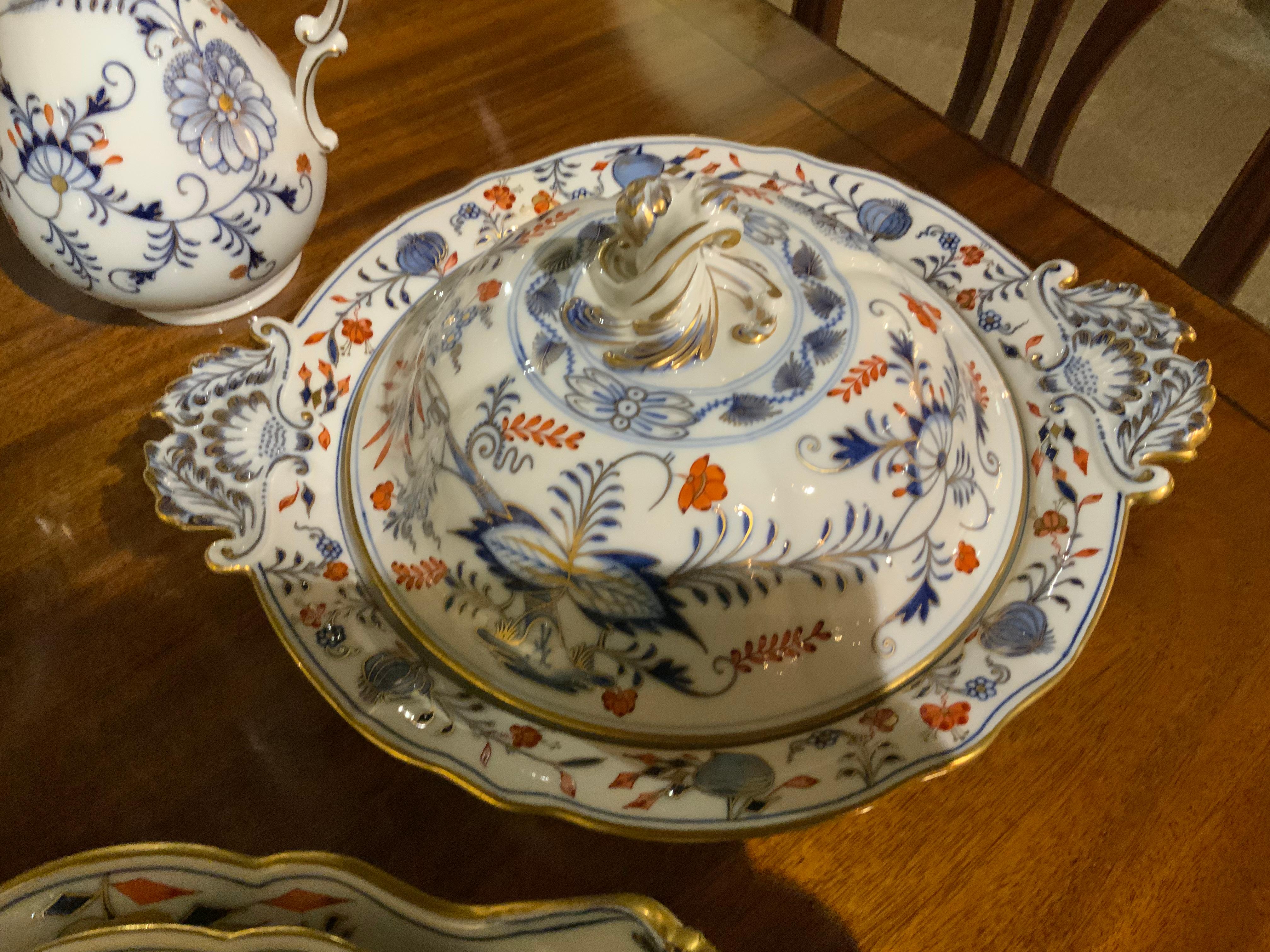 Gran juego ensamblado de Meissen azul cebolla con flor roja 107 piezas en venta 1
