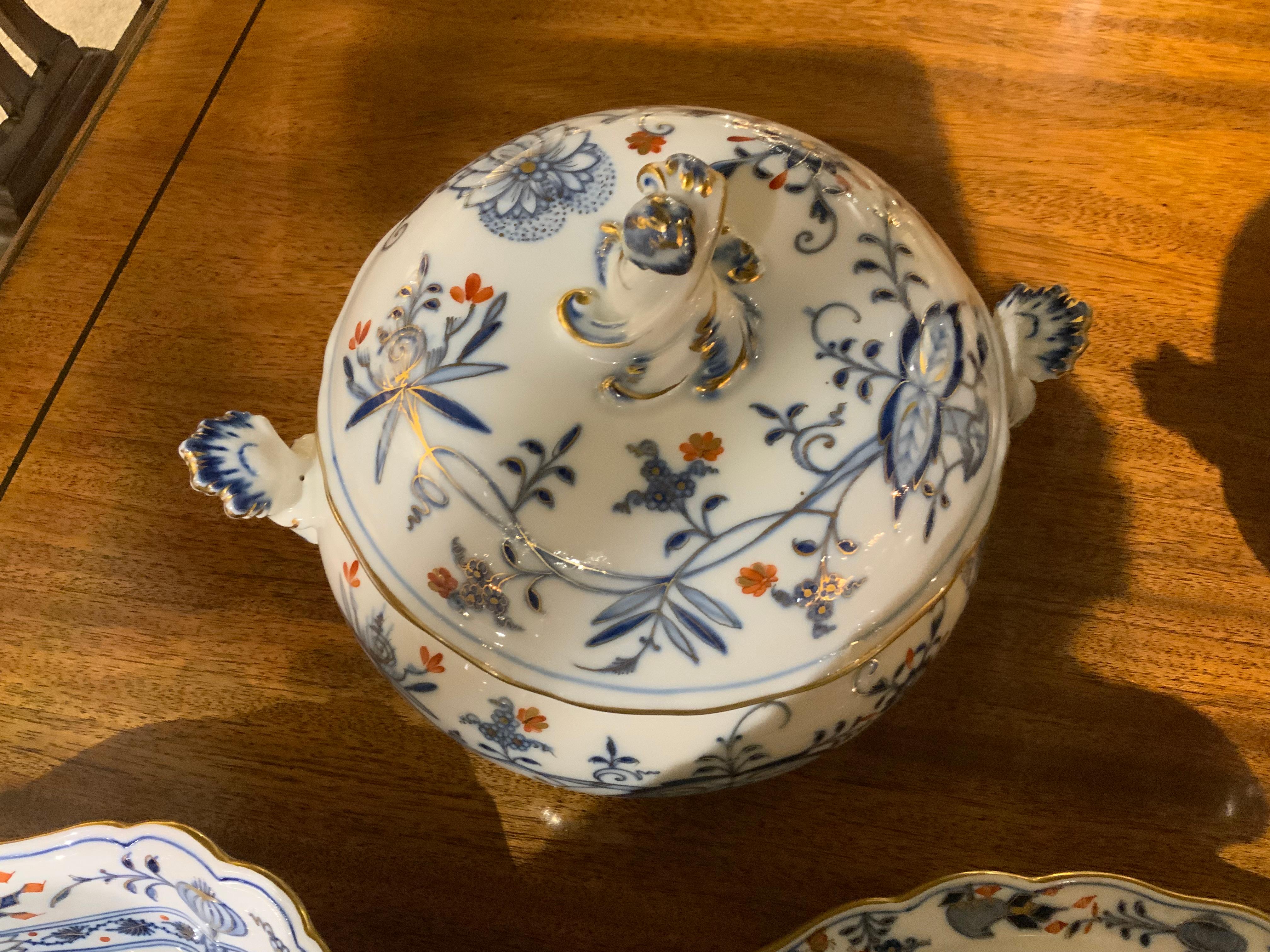Gran juego ensamblado de Meissen azul cebolla con flor roja 107 piezas en venta 2