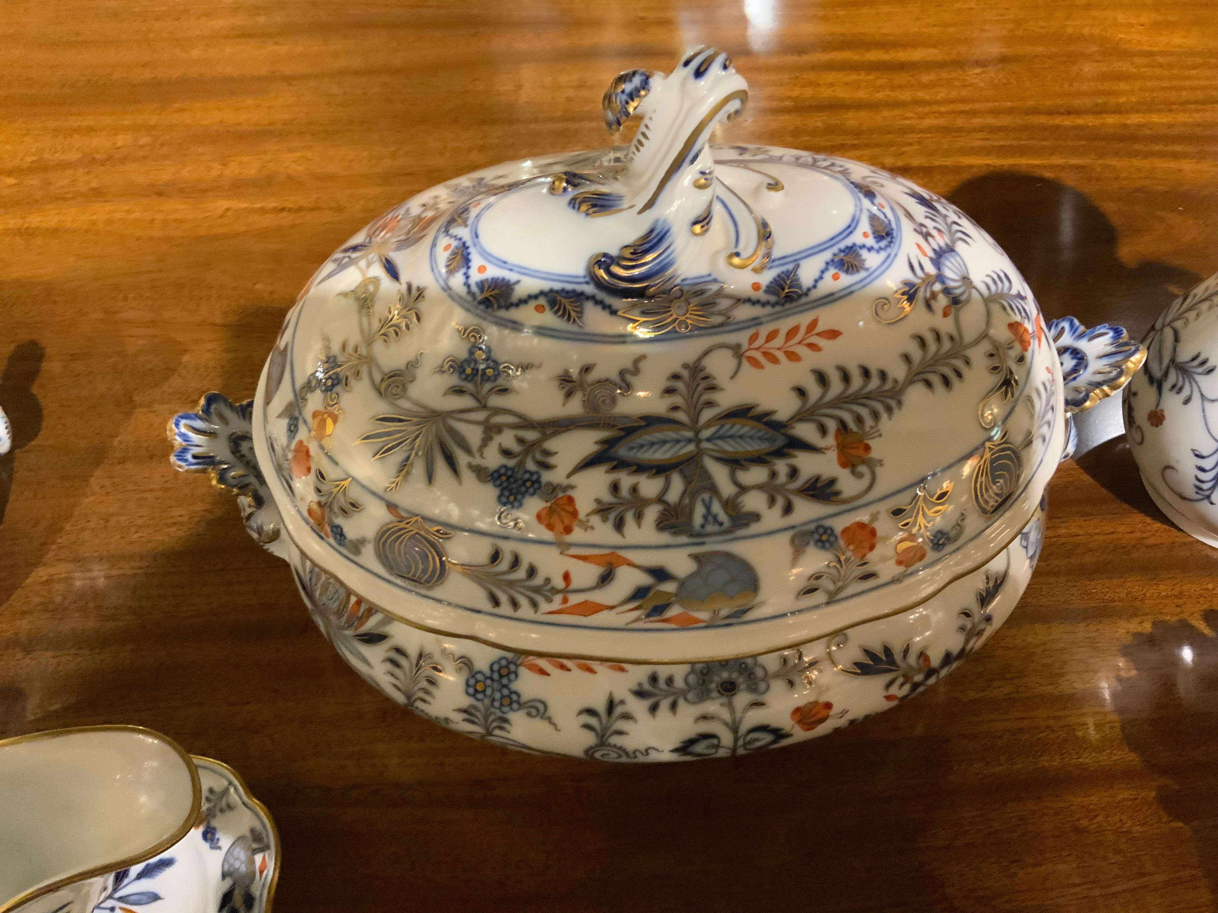 Gran juego ensamblado de Meissen azul cebolla con flor roja 107 piezas en venta 3