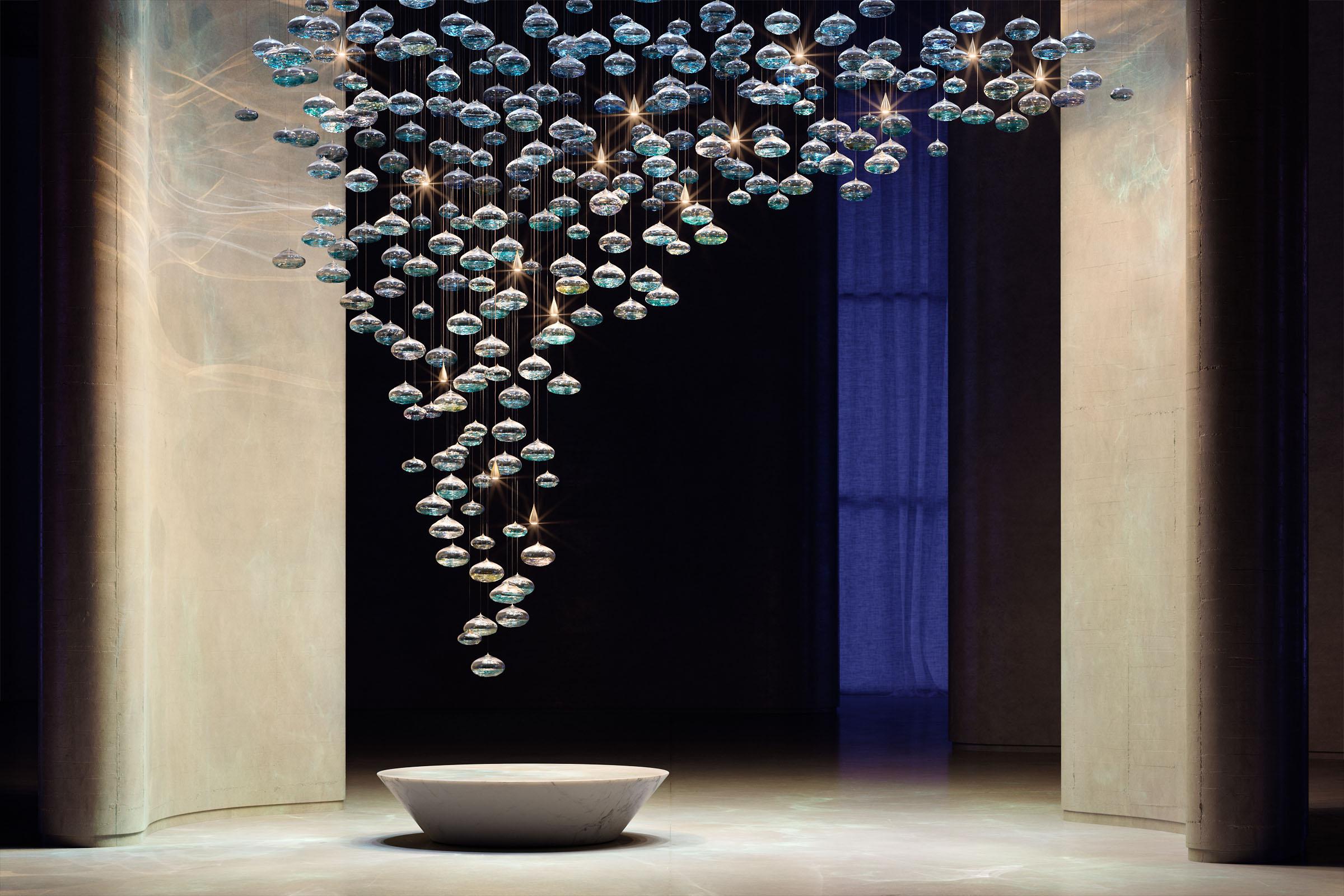 Lampada a sospensione a cono asimmetrica grande di Rock and Soar
Dimensioni: L 260 x P 65 x H 200 cm
Materiali: Placcato oro, SS.

45 Tempesta piccola, 20 Tempesta grande, 8 Luci a pioggia

Circa:
Fondata dalle creative Monica Polonio & Alison Smith
