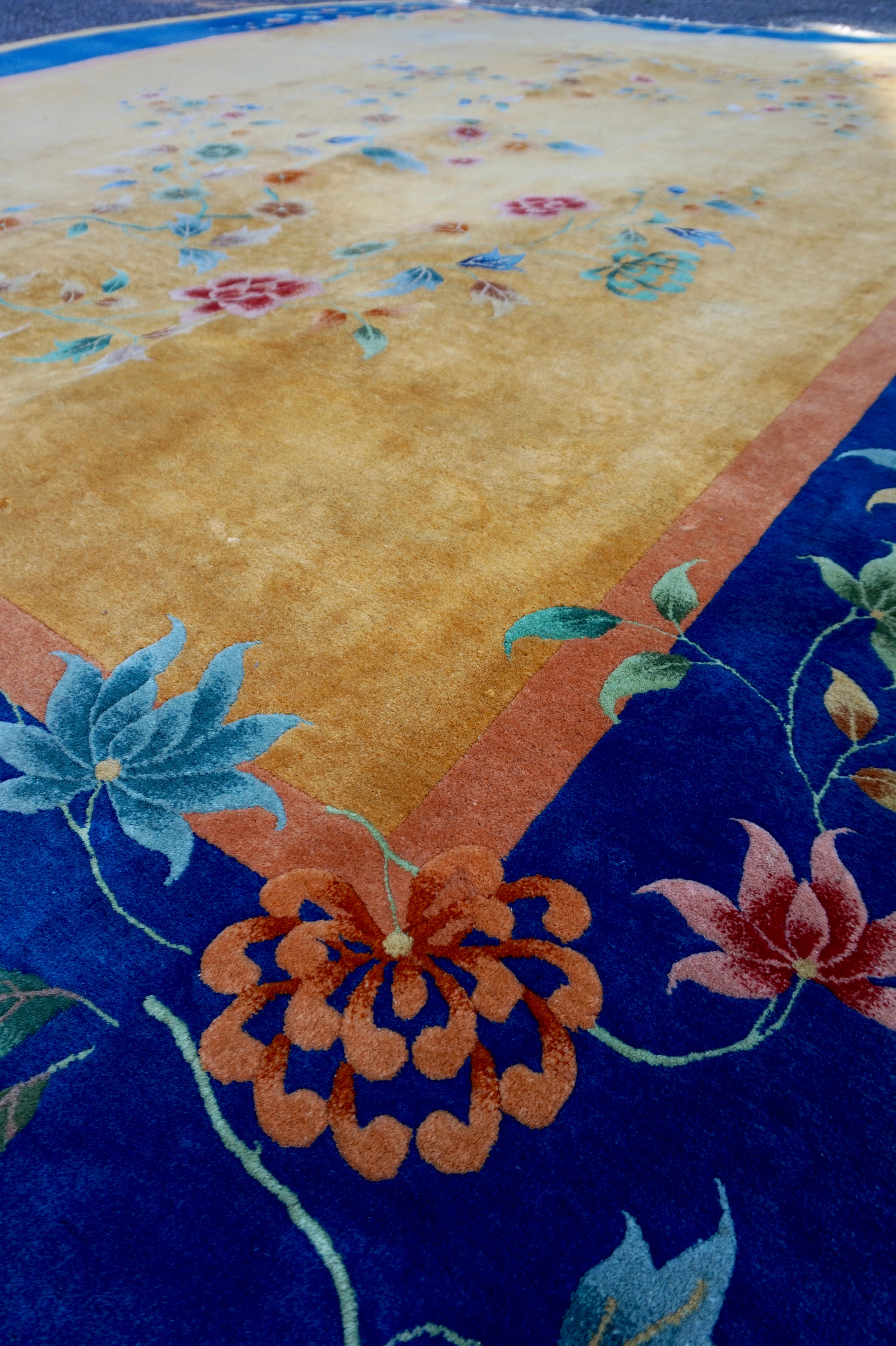 Noué à la main Grand tapis asymétrique Art Déco chinois en laine ocre nouée à la main en vente