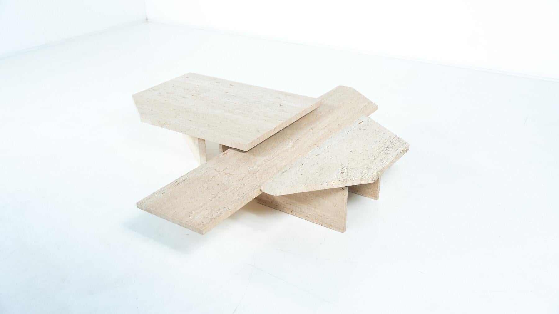 Grande table basse asymétrique attribuée à Willy Ballez, travertin, années 1970 Bon état - En vente à Brussels, BE