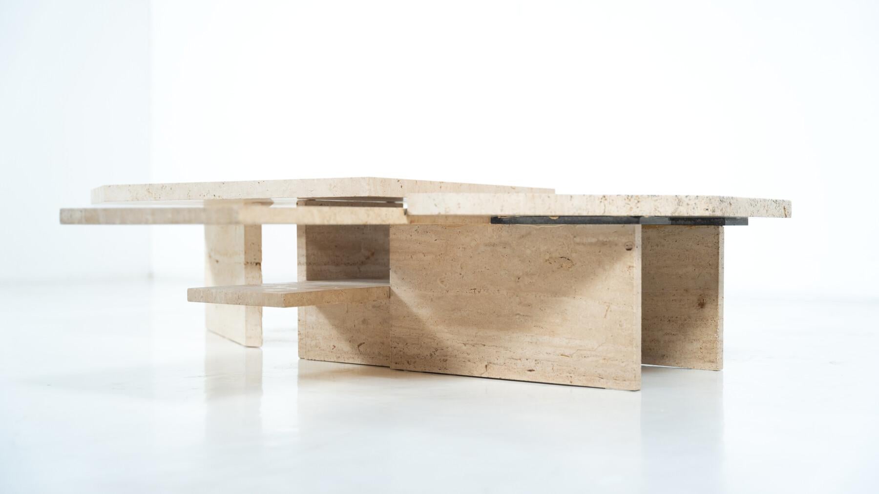 Grande table basse asymétrique attribuée à Willy Ballez, travertin, années 1970 en vente 1