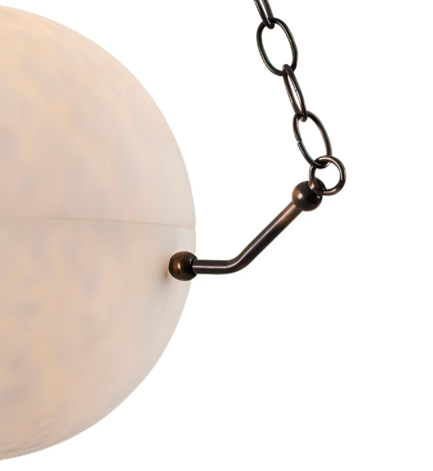 Grande lampada a sospensione in alabastro 'Atlas' di Denis de la Mesiere in vendita 4