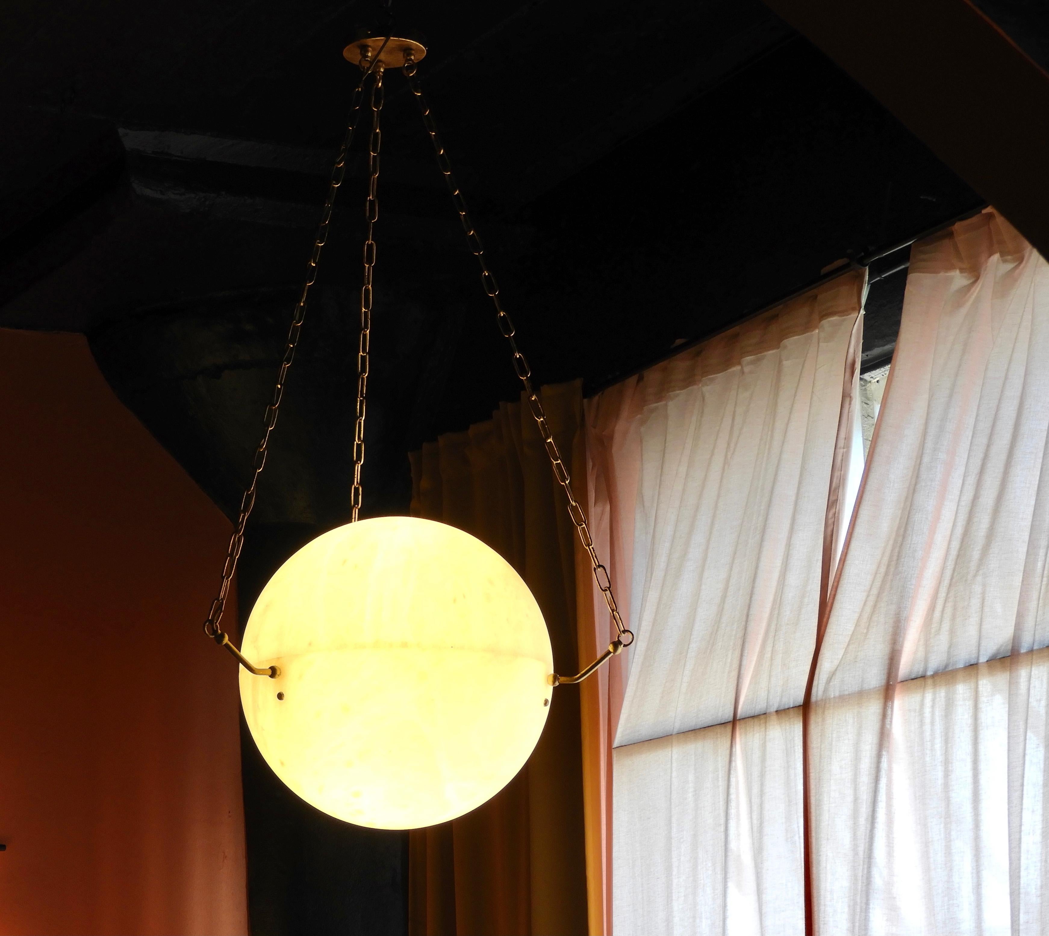 Americano Grande lampada a sospensione in alabastro 'Atlas' di Denis de la Mesiere in vendita