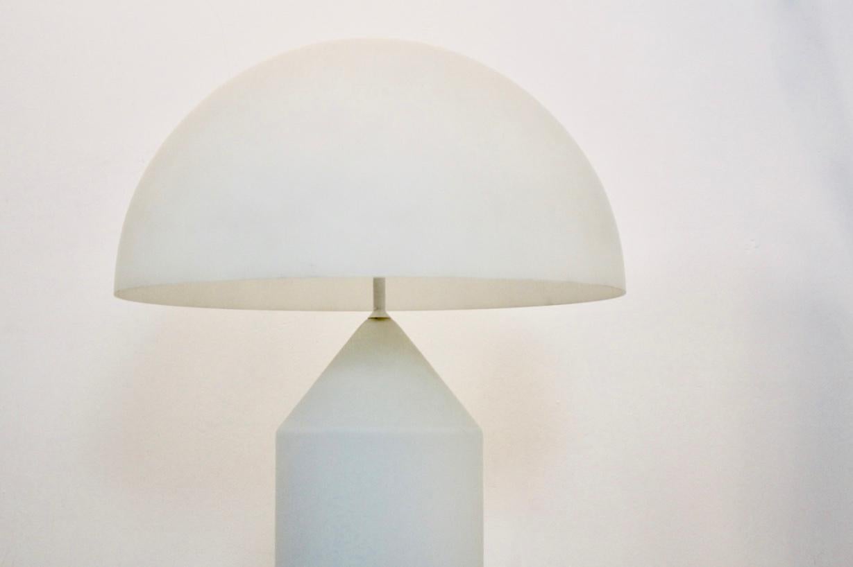 Large Atollo Table/Floor Lamp in White Glass by Vico Magistretti for Oluce Italy In Good Condition In Voorburg, NL