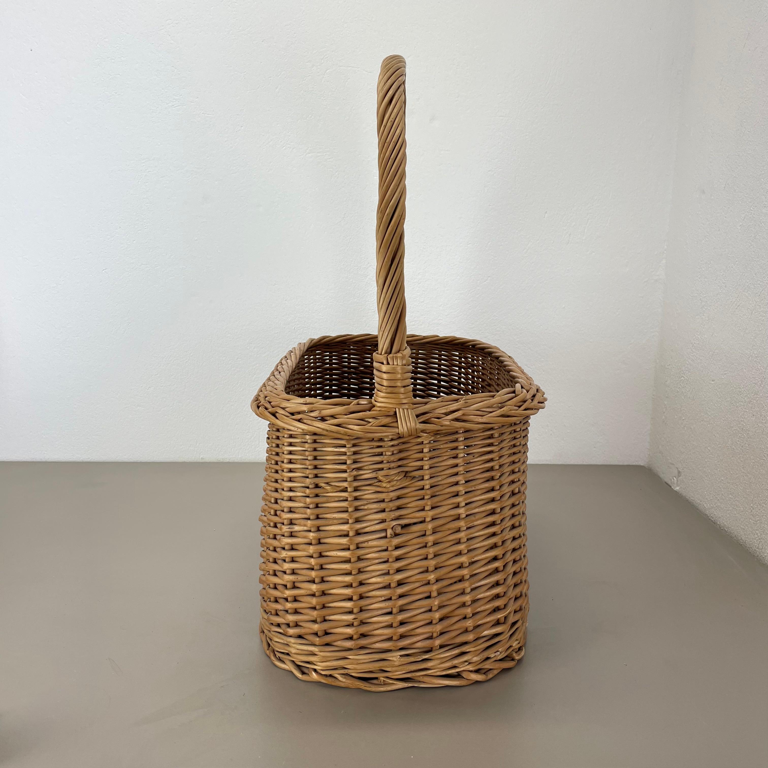 large Aubock Style Midcentury Rattan Bauhaus Magazine Holder, France, 1970s In Good Condition For Sale In Kirchlengern, DE
