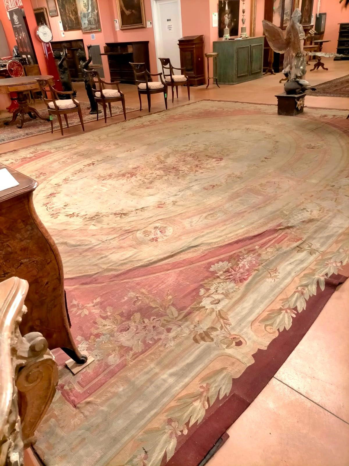 Large Aubusson rug, classically decorated with floral motifs, from the 1700s In condizioni buone in vendita a Cesena, FC