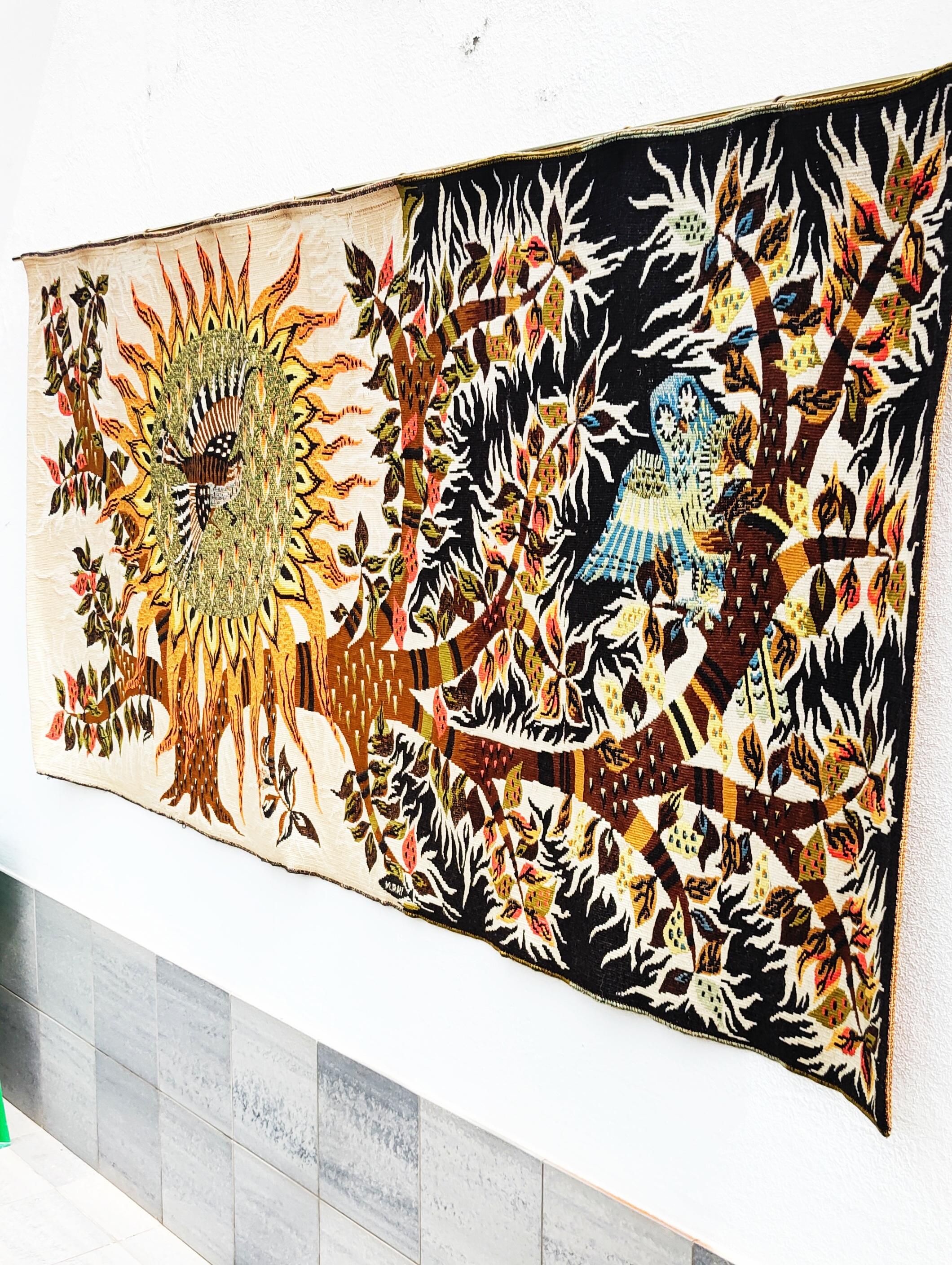 Grande tapisserie rectangulaire en laine créée par l'artiste Michèle Ray en 1955. Cette tapisserie 