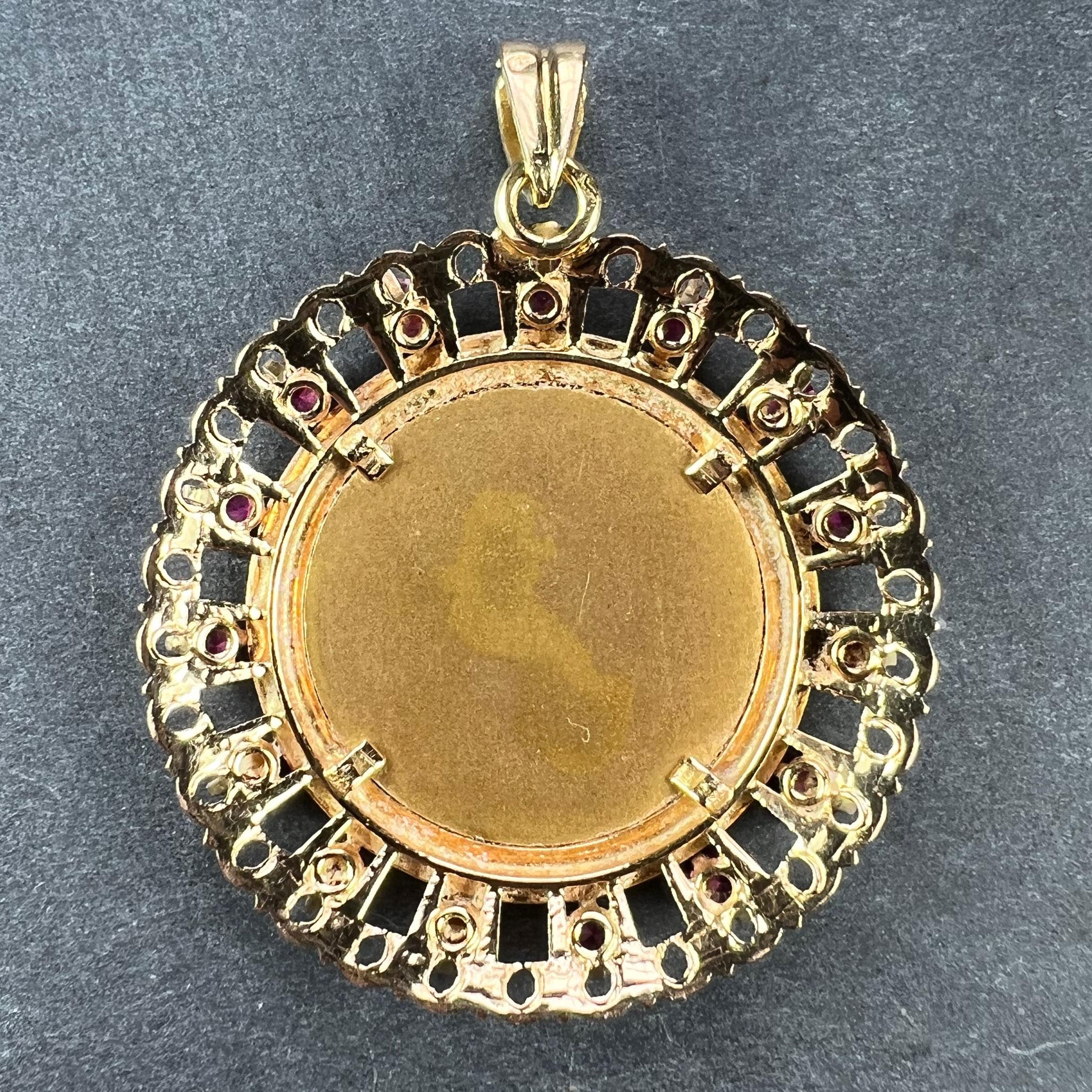 Taille ronde Grand pendentif A Augis Plus Qu'Hier Ruby Halo en or jaune 18K Médaille de l'amour en vente