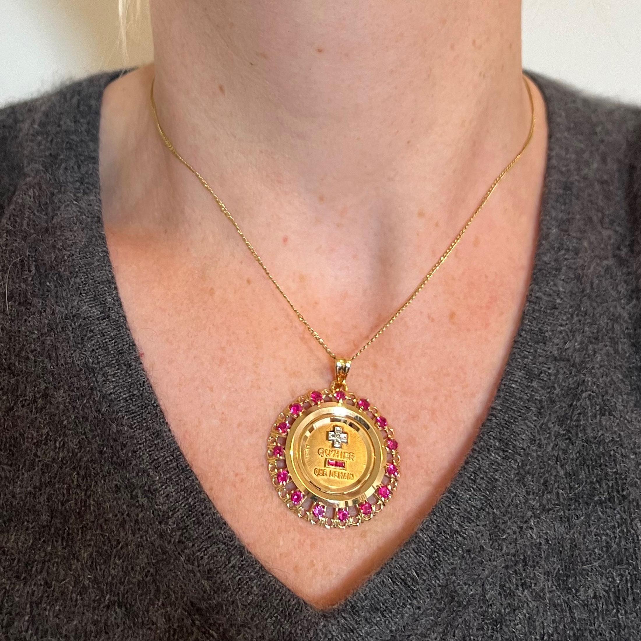 Grand pendentif A Augis Plus Qu'Hier Ruby Halo en or jaune 18K Médaille de l'amour Bon état - En vente à London, GB