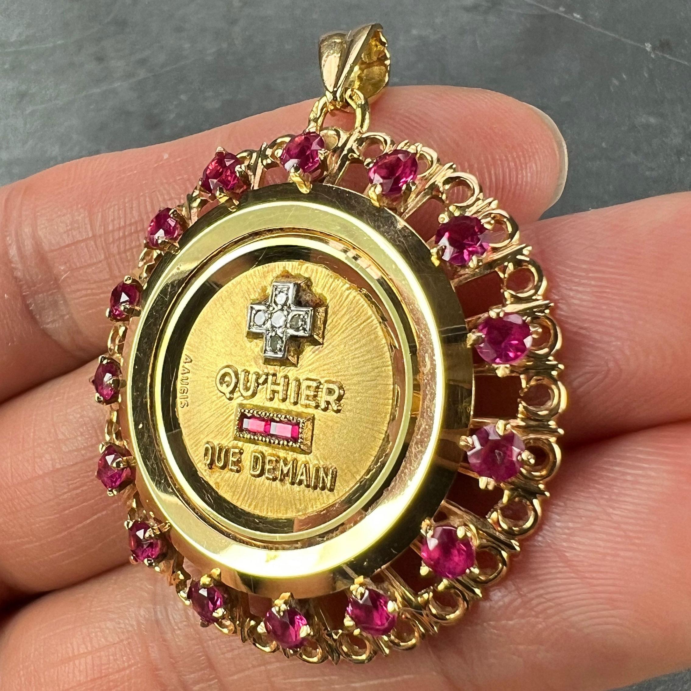 Grand pendentif A Augis Plus Qu'Hier Ruby Halo en or jaune 18K Médaille de l'amour en vente 1