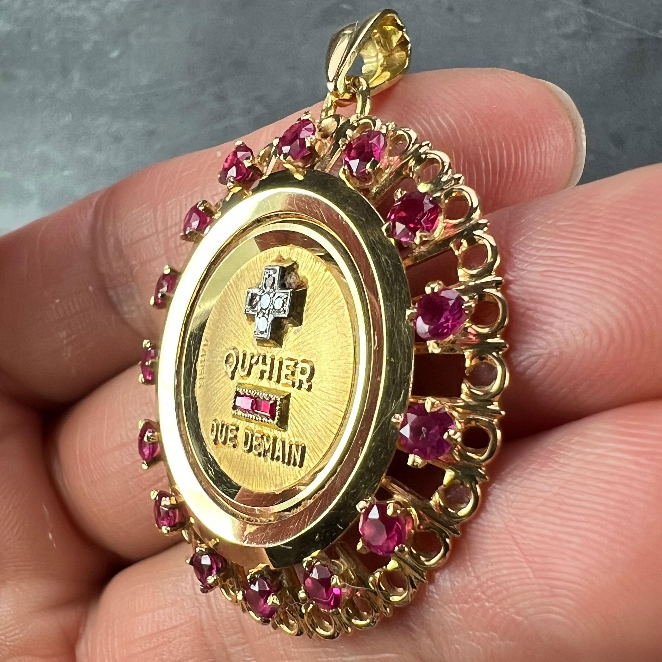 Grand pendentif A Augis Plus Qu'Hier Ruby Halo en or jaune 18K Médaille de l'amour en vente 2