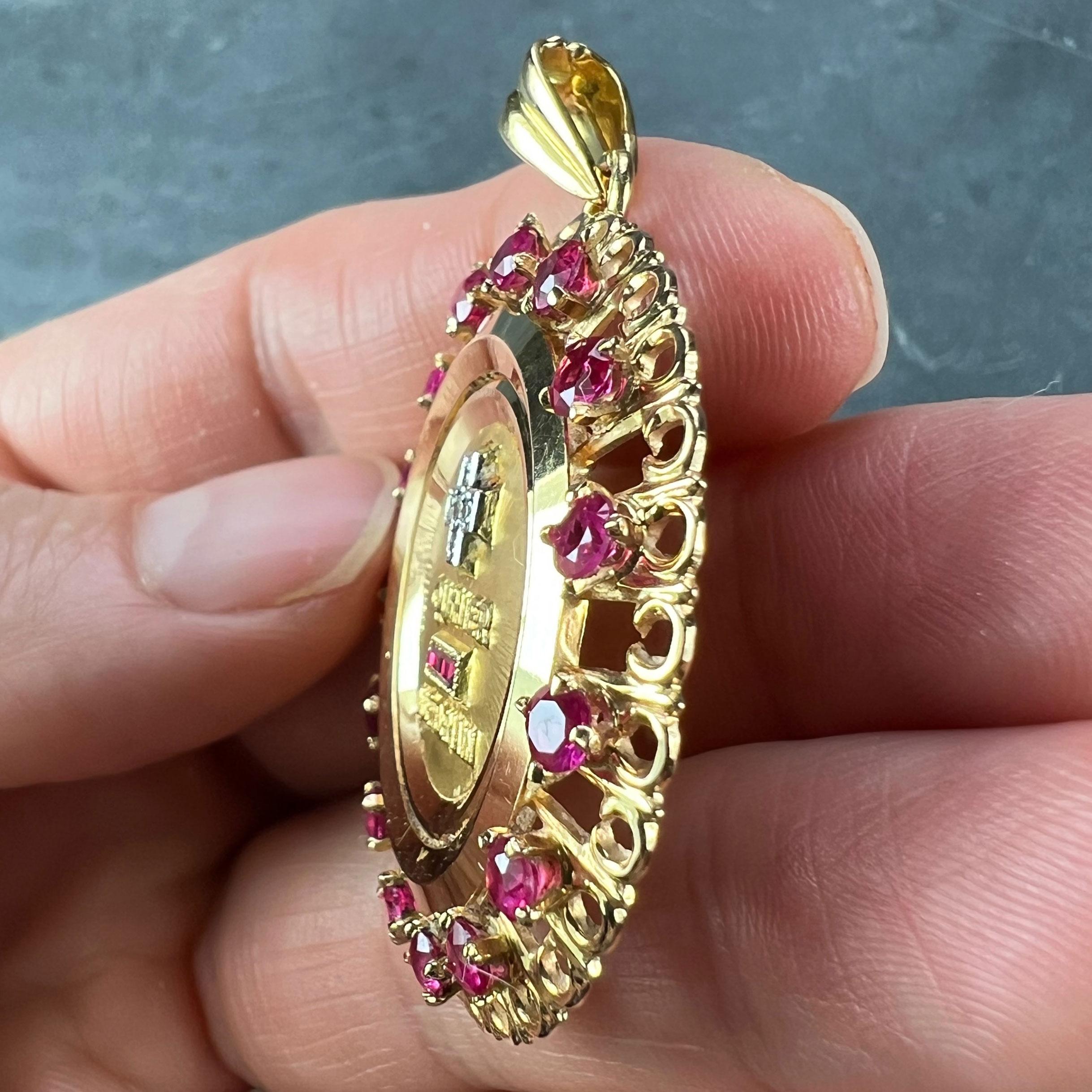 Grand pendentif A Augis Plus Qu'Hier Ruby Halo en or jaune 18K Médaille de l'amour en vente 3