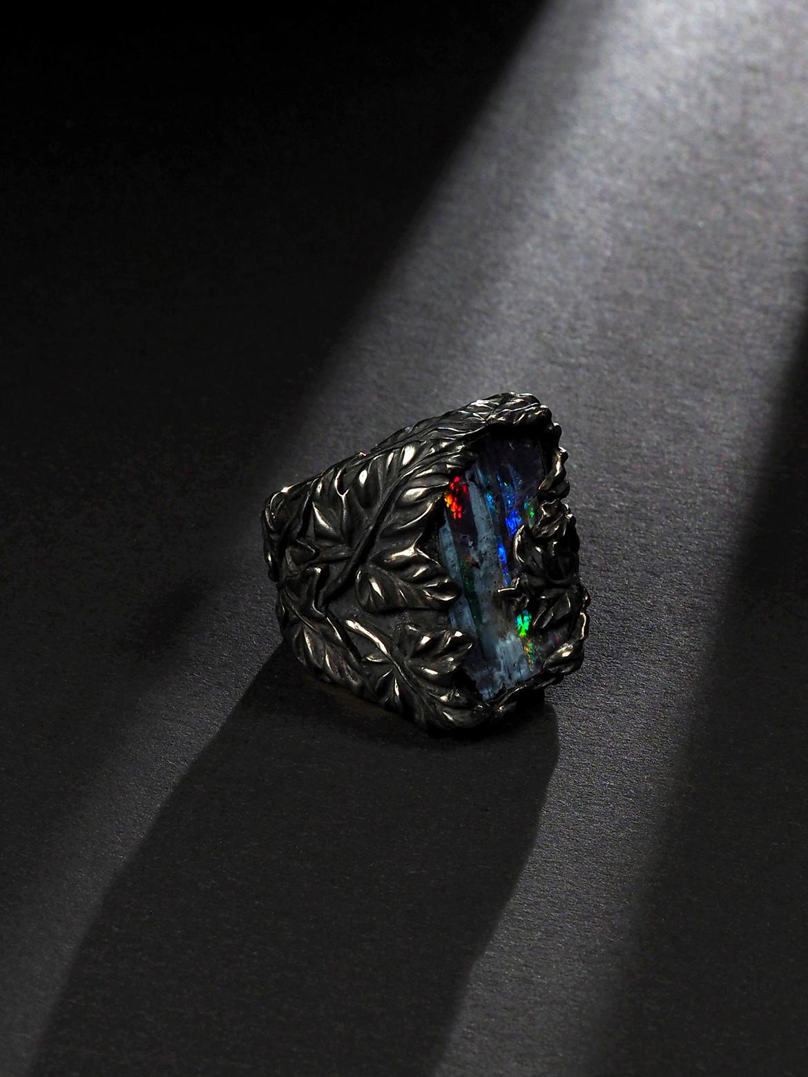 Grande bague en argent de type lierre avec opale de roche rouge, verte et bleue, Australie en vente 4