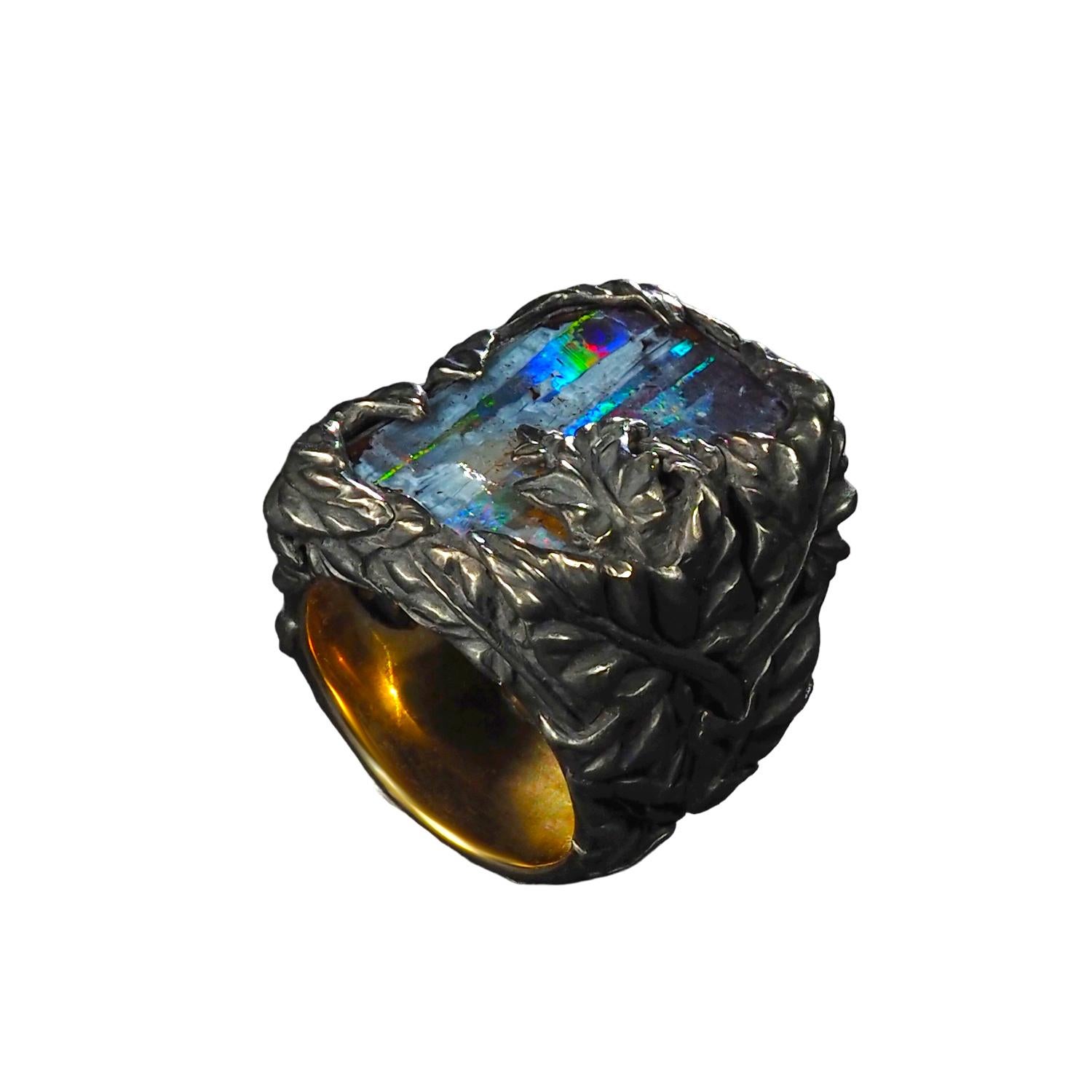 Grande bague en argent de type lierre avec opale de roche rouge, verte et bleue, Australie en vente 12