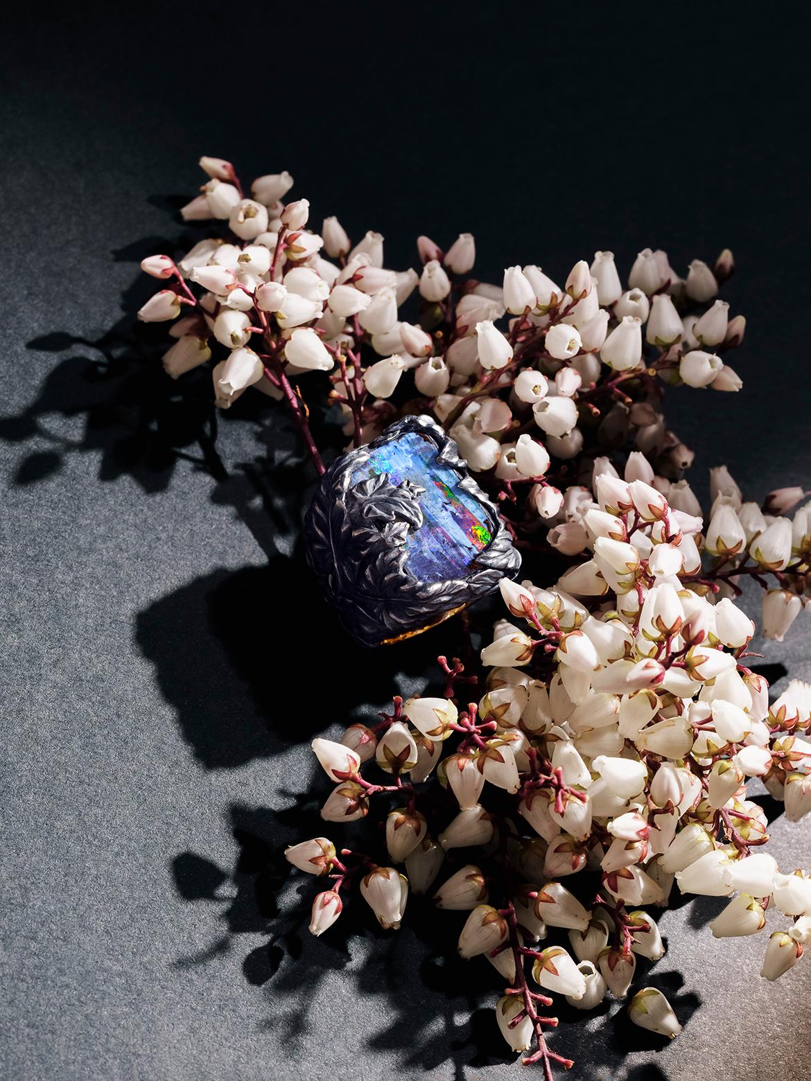 Artisan Grande bague en argent de type lierre avec opale de roche rouge, verte et bleue, Australie en vente