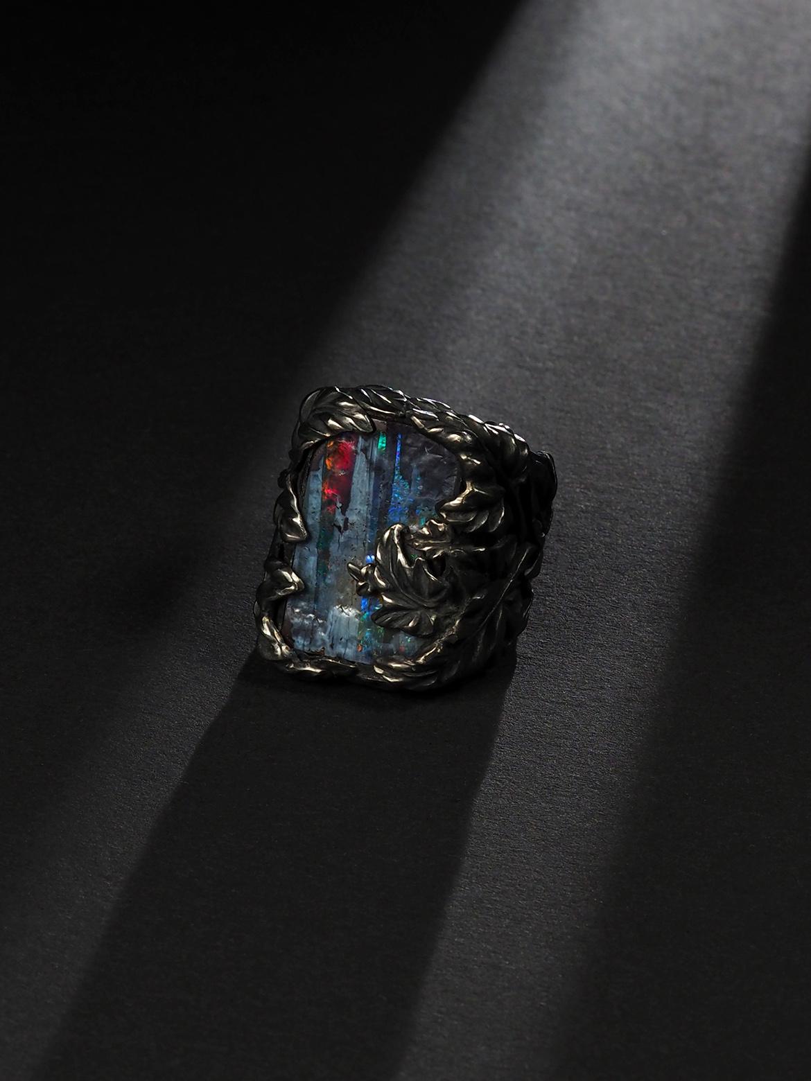 Großer australischer Boulder-Opal-Silberring mit rotem, grünem und blauem Edelstein in Efeu im Zustand „Neu“ im Angebot in Berlin, DE