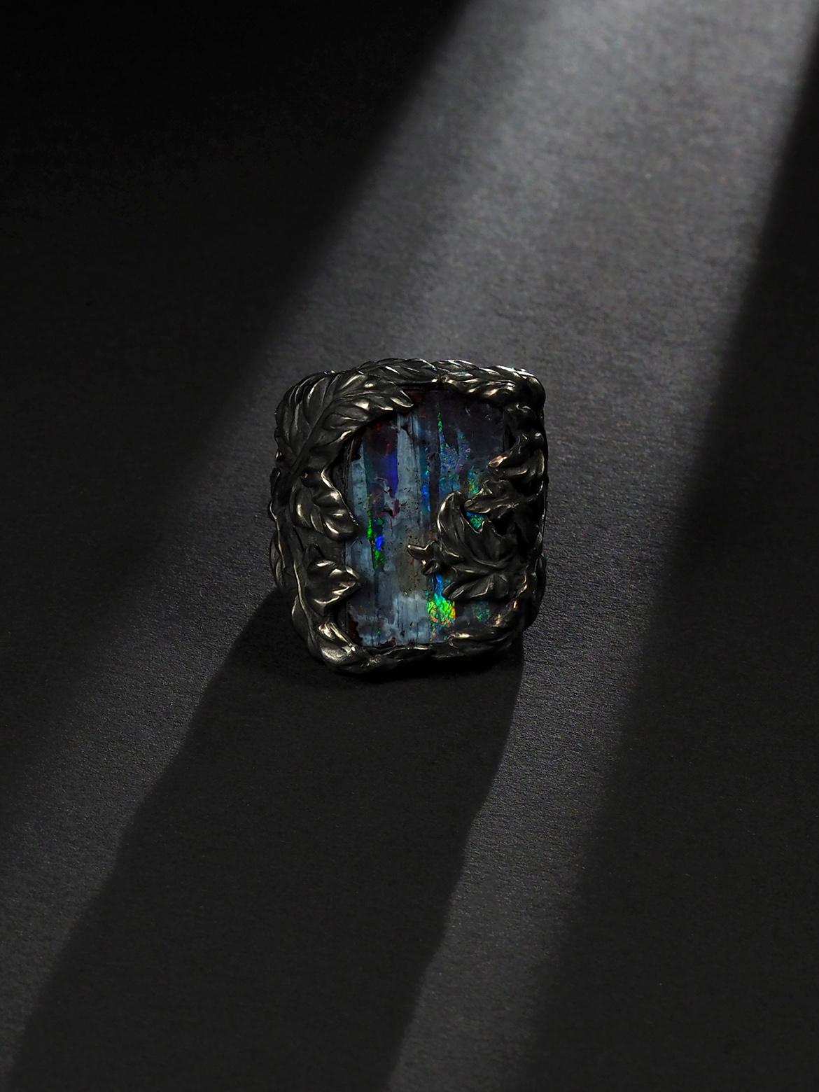 Large Australian Boulder Opal Red Green Blue Gemstone Ivy Silver Ring In New Condition For Sale In Berlin, DE