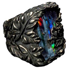 Grande bague en argent de type lierre avec opale de roche rouge, verte et bleue, Australie