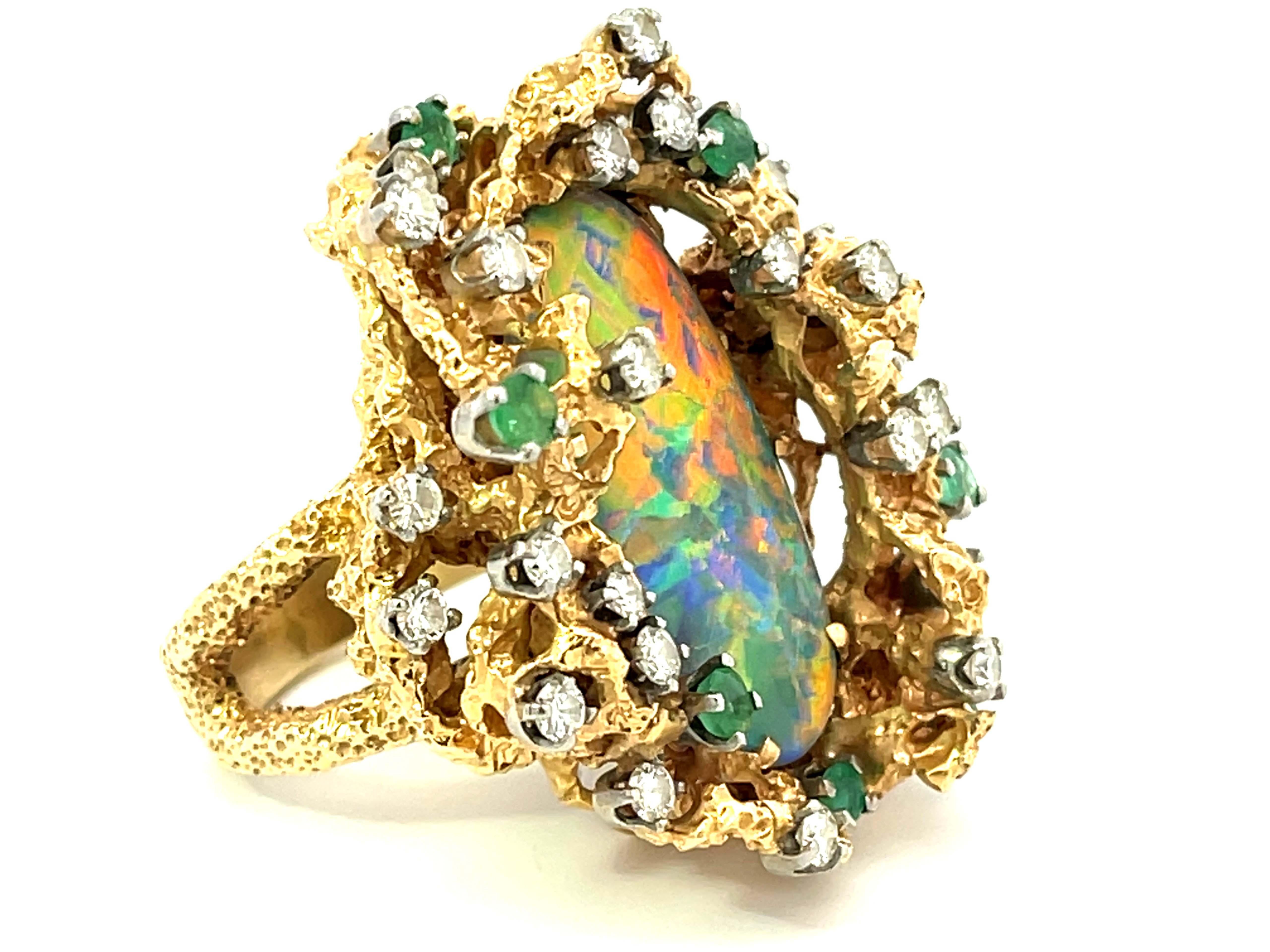 Großer australischer Lichter-Ring aus 14 Karat Gelbgold mit Opal, Smaragd und Diamant 4