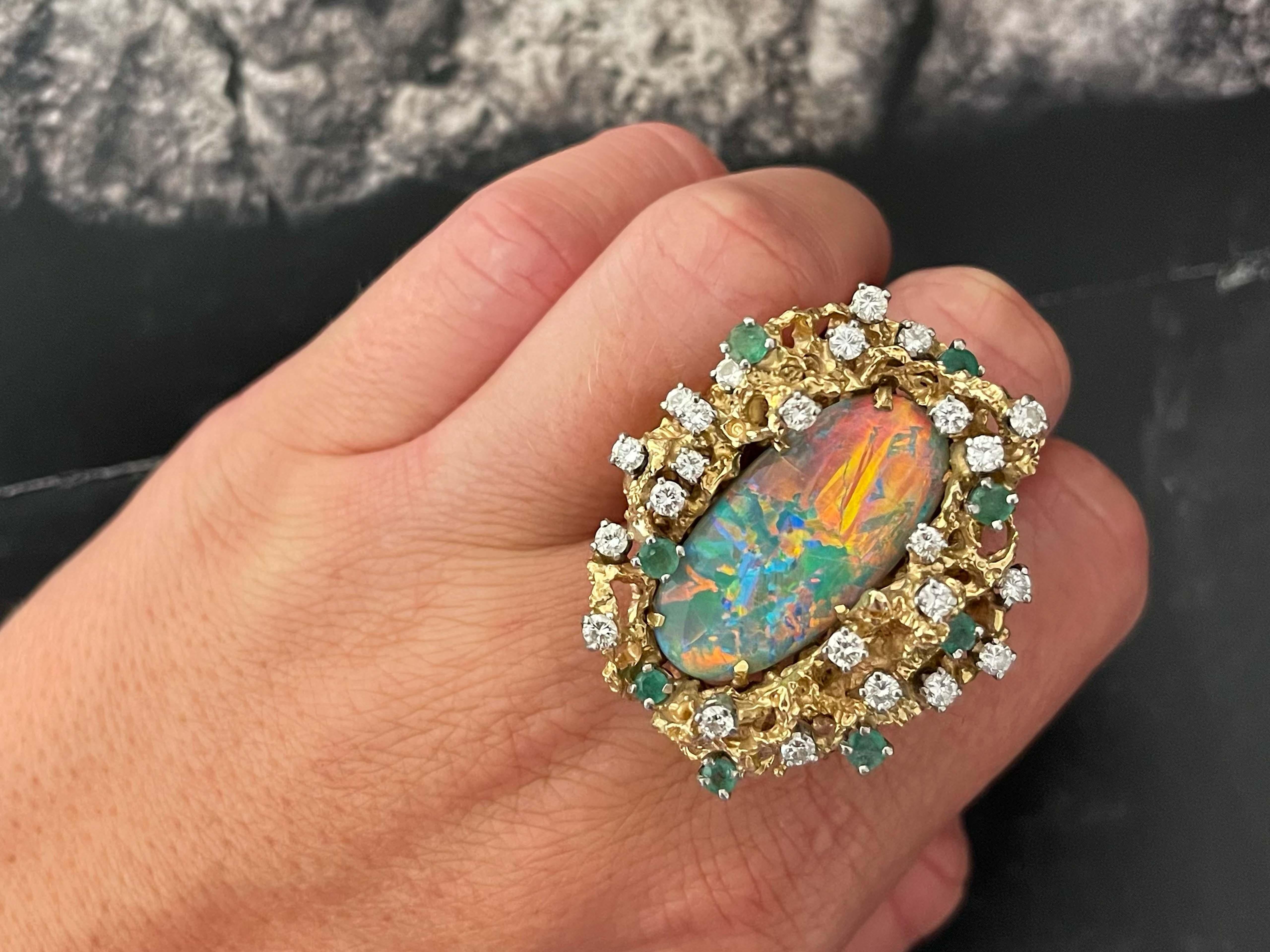 Großer australischer Lichter-Ring aus 14 Karat Gelbgold mit Opal, Smaragd und Diamant (Ovalschliff)