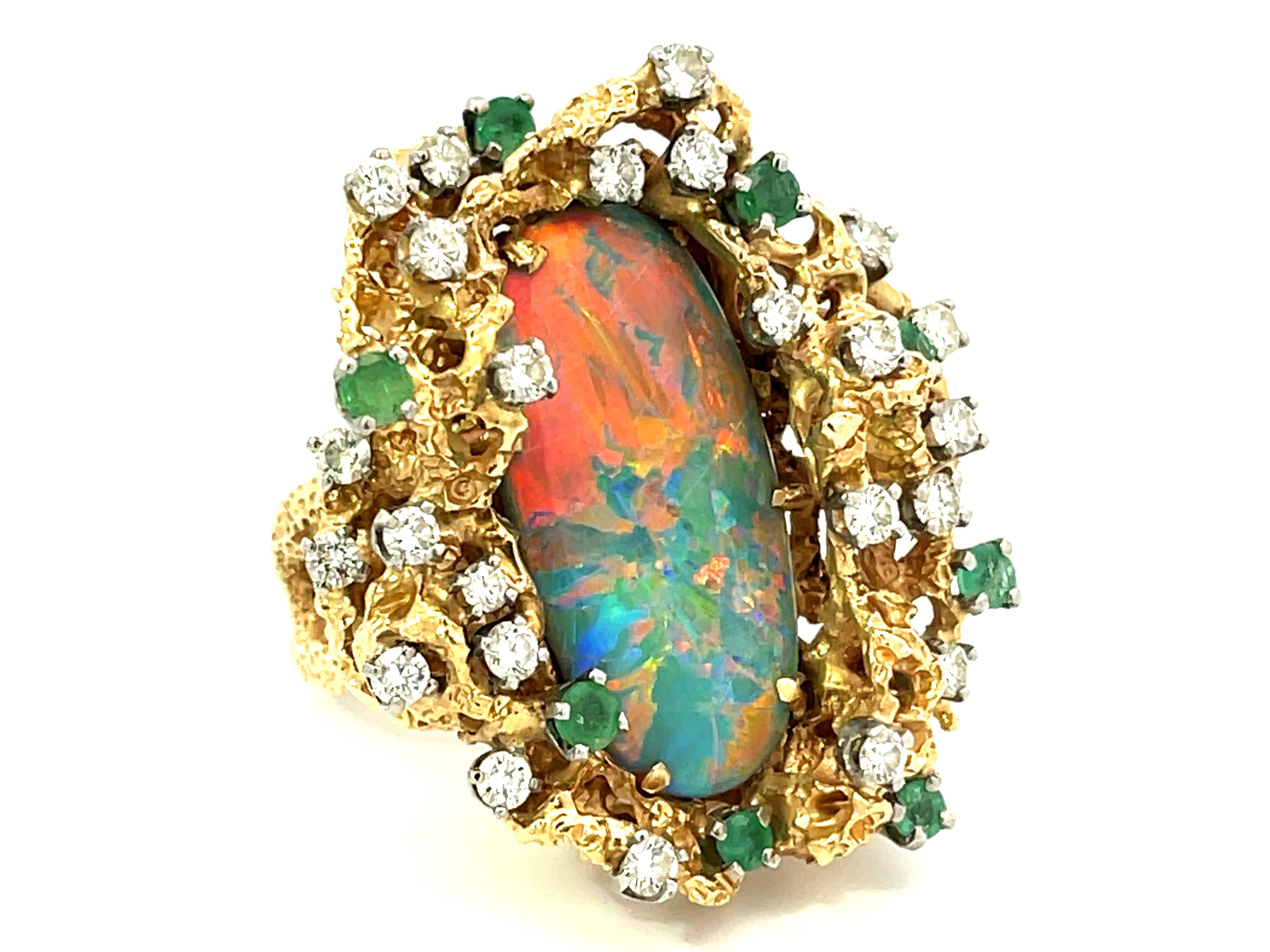 Großer australischer Lichter-Ring aus 14 Karat Gelbgold mit Opal, Smaragd und Diamant 3