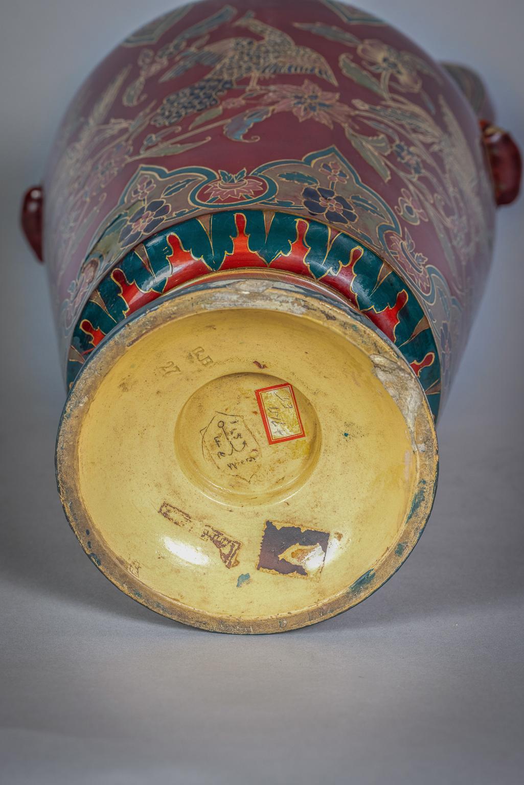 Grand vase autrichien Art Nouveau à deux poignées en poterie de fond marron, année 1890 en vente 3