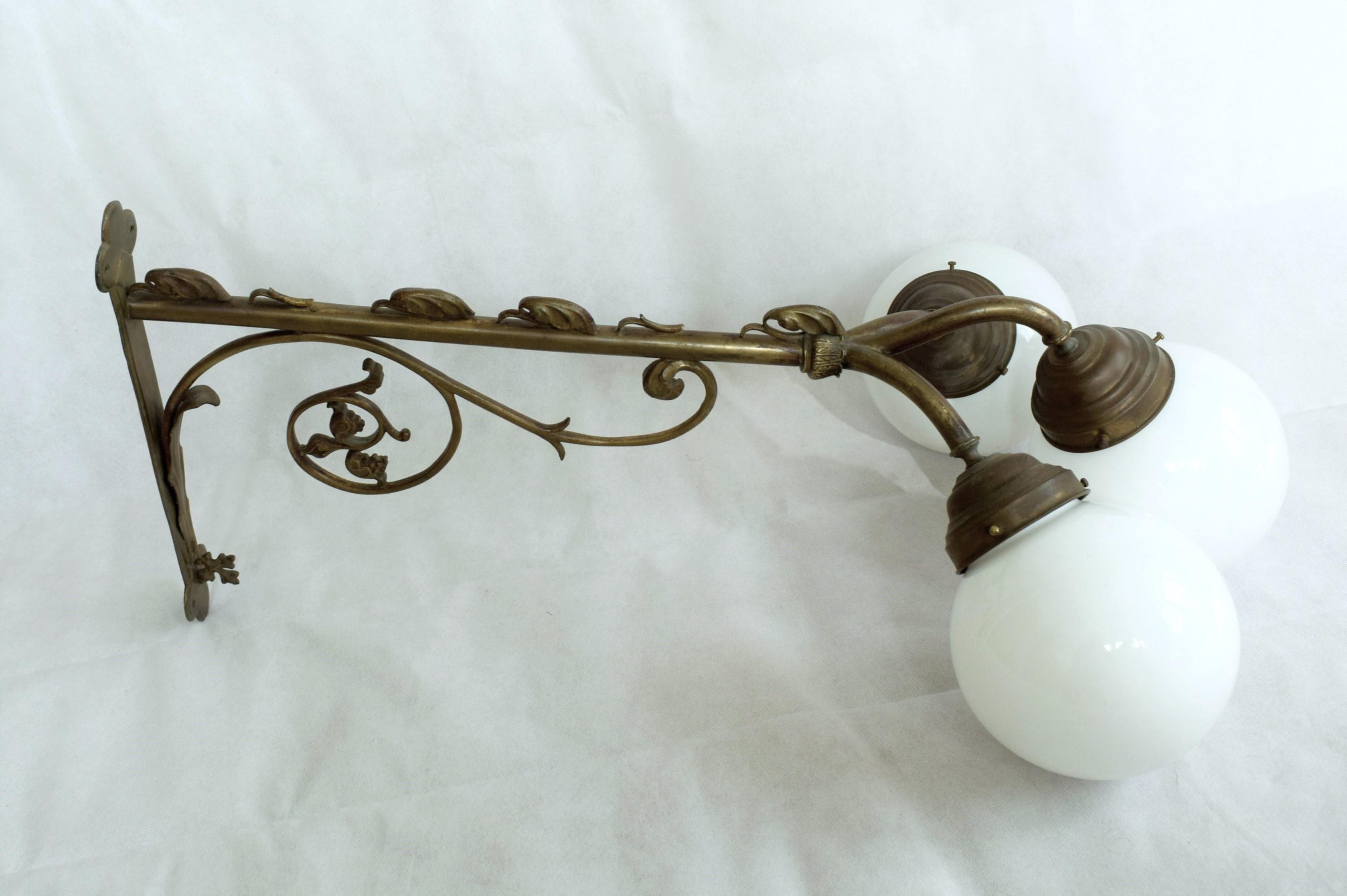 Large Austrian Art Nouveau Wall Lamp In Good Condition For Sale In Purkersdorf, AT