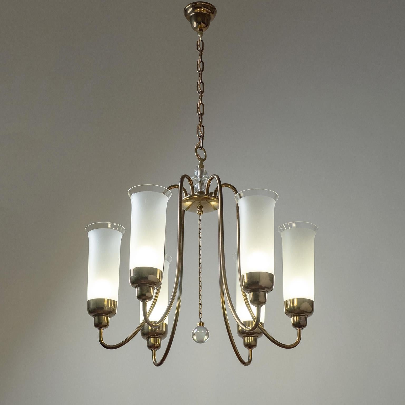 Grand lustre autrichien en laiton et en verre des années 1940, attribué à I.L.A.A. Six bras en laiton de couleur sombre avec de hautes tulipes en verre soufflé qui sont givrées, à l'exception des bords incurvés vers l'extérieur. Au centre est