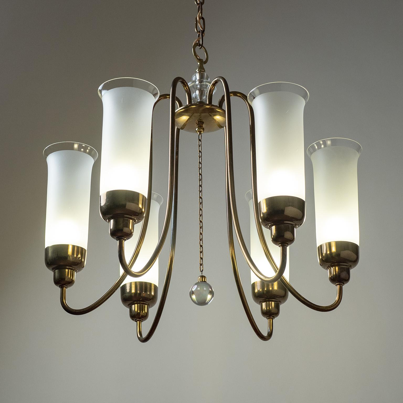 Laiton Grand lustre autrichien en laiton et verre, années 1940 en vente