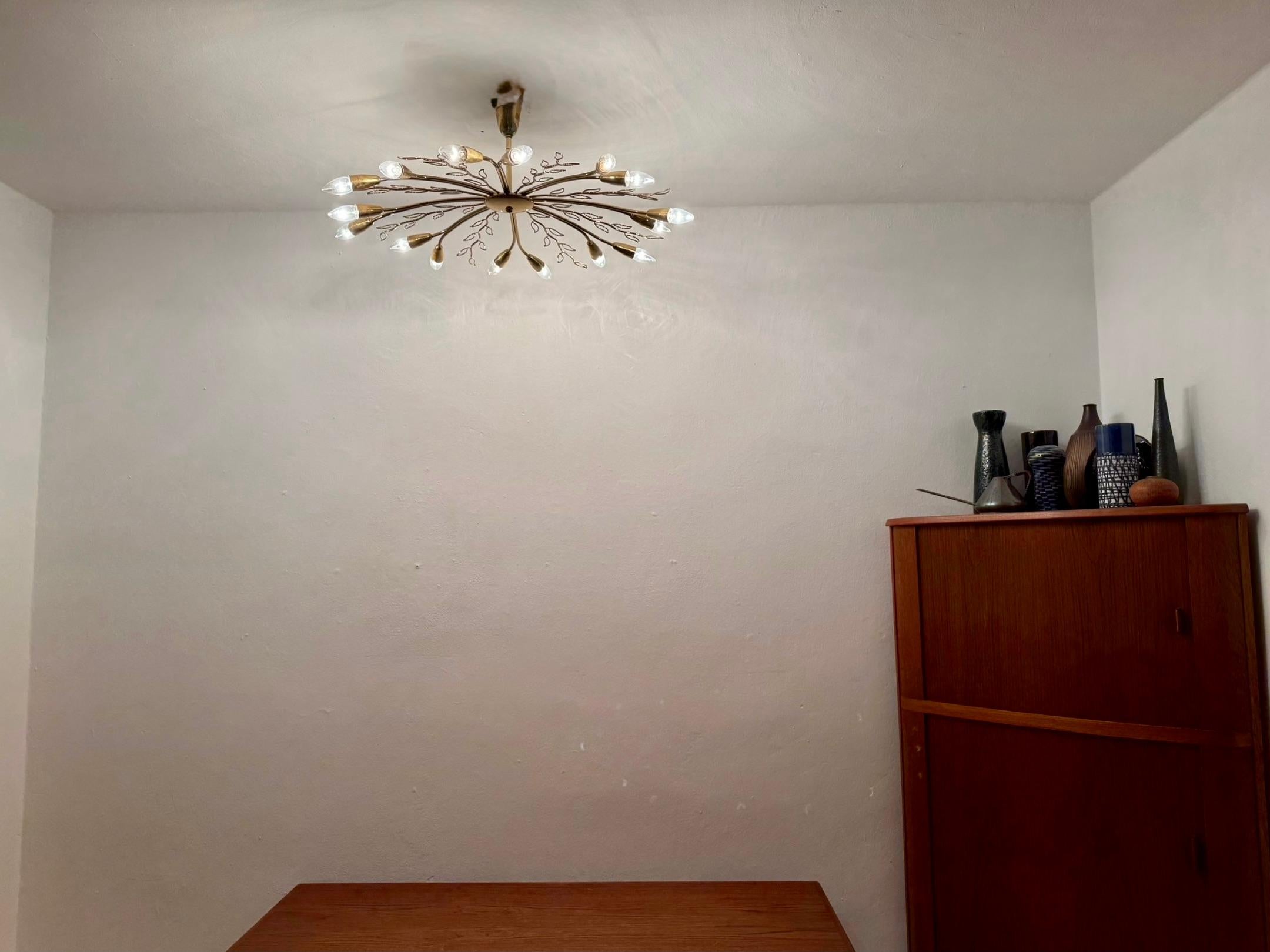 Large Austrian Brass Chandelier by Rupert Nikoll in vendita 5