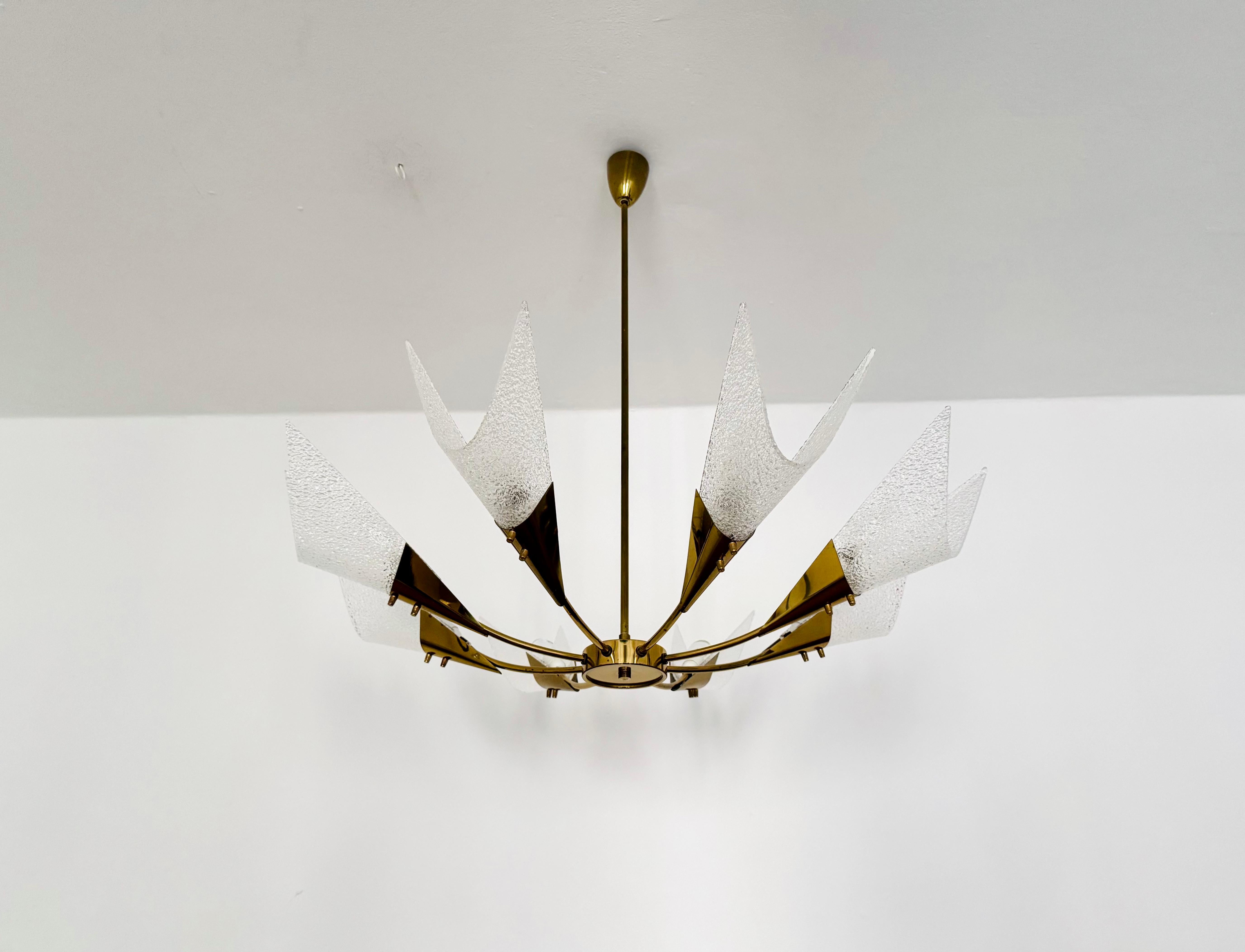 Splendido lampadario in vetro acrilico degli anni '50.
Questa grande lampada è molto rara e colpisce per il suo design lineare.
I materiali utilizzati creano una grande luce scintillante.
Una lampada mozzafiato e un vero gioiello per ogni