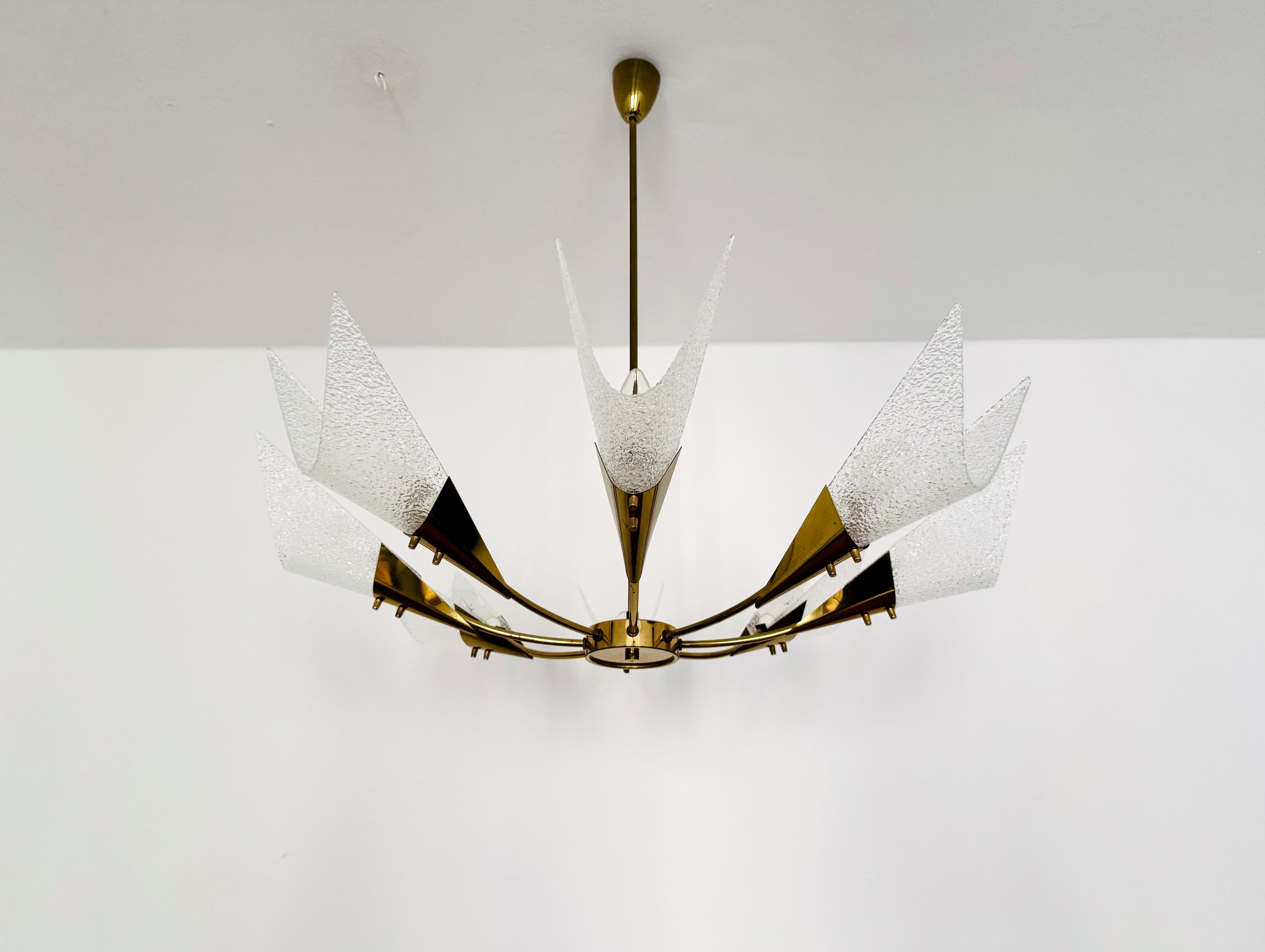 Mid-Century moderno Grande lampadario austriaco in ottone di Rupert Nikoll in vendita
