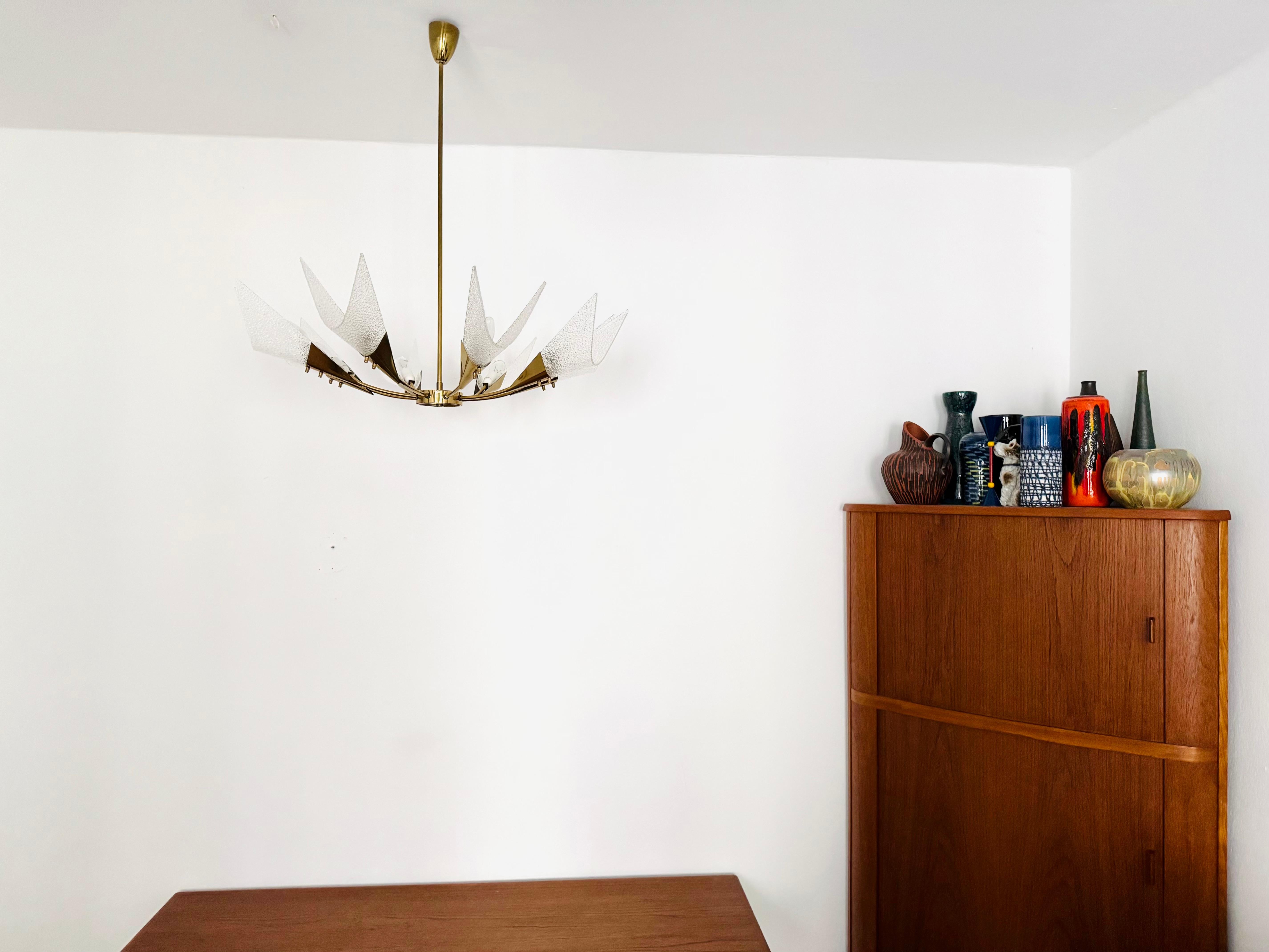 Metà XX secolo Grande lampadario austriaco in ottone di Rupert Nikoll in vendita