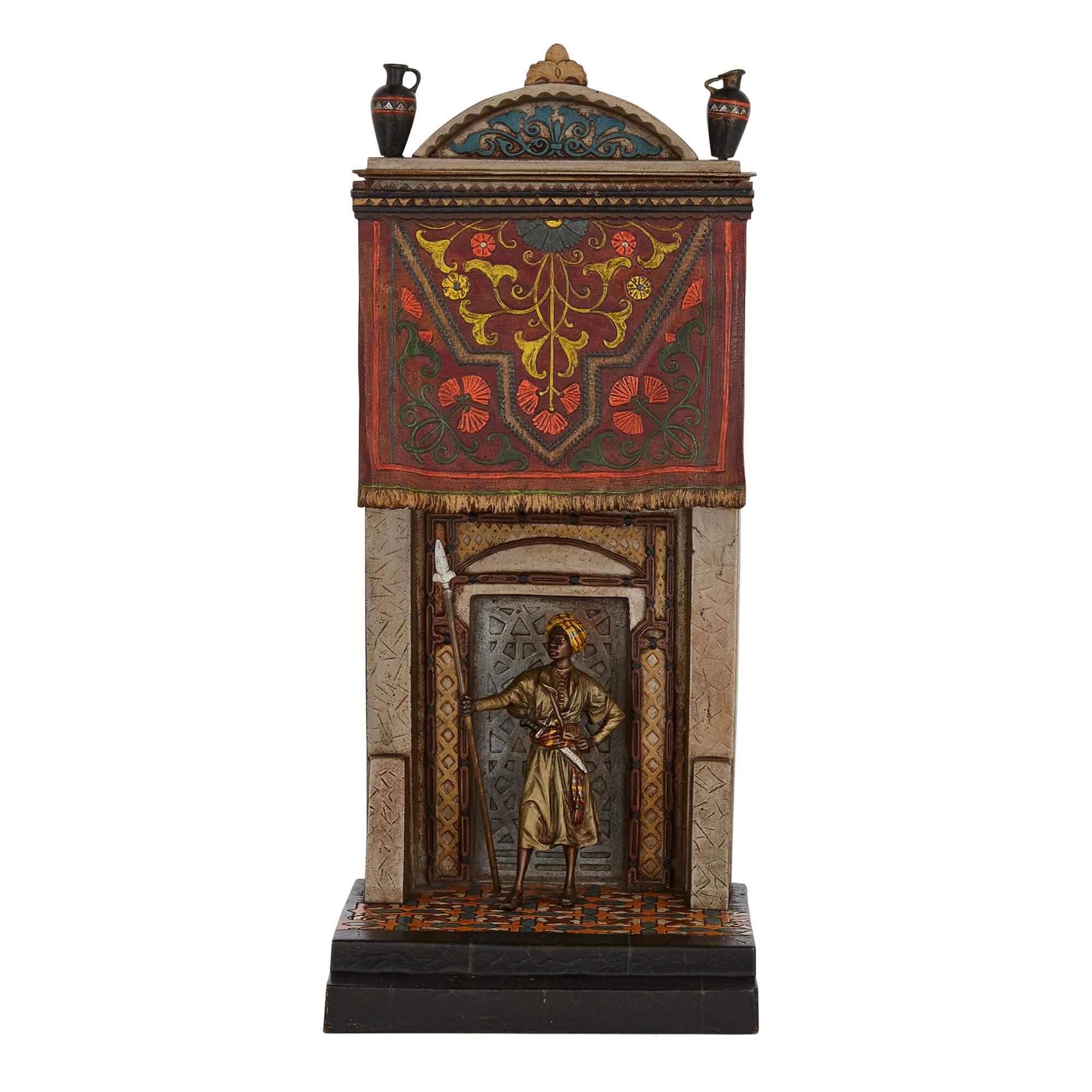 Grande lampe autrichienne en bronze peint à froid représentant un garde du palais par Bergman
Autrichien, c.C. 1910
Hauteur 33cm, largeur 15cm, profondeur 13cm

Superbement réalisée par Franz Xaver Bergman (1861-1936) au début du XXe siècle, cette