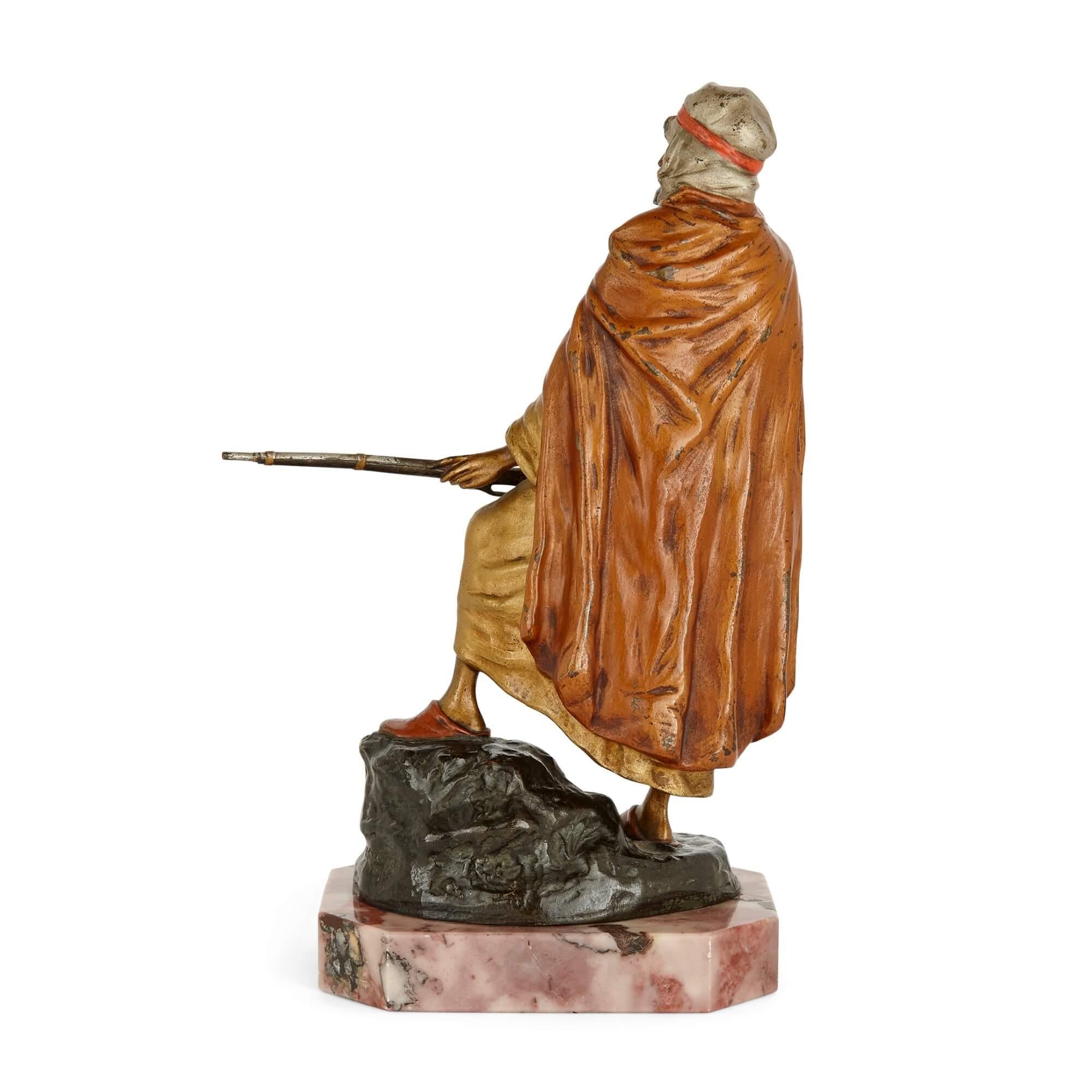 Autrichien Grande sculpture autrichienne figurative en bronze peinte à froid en vente