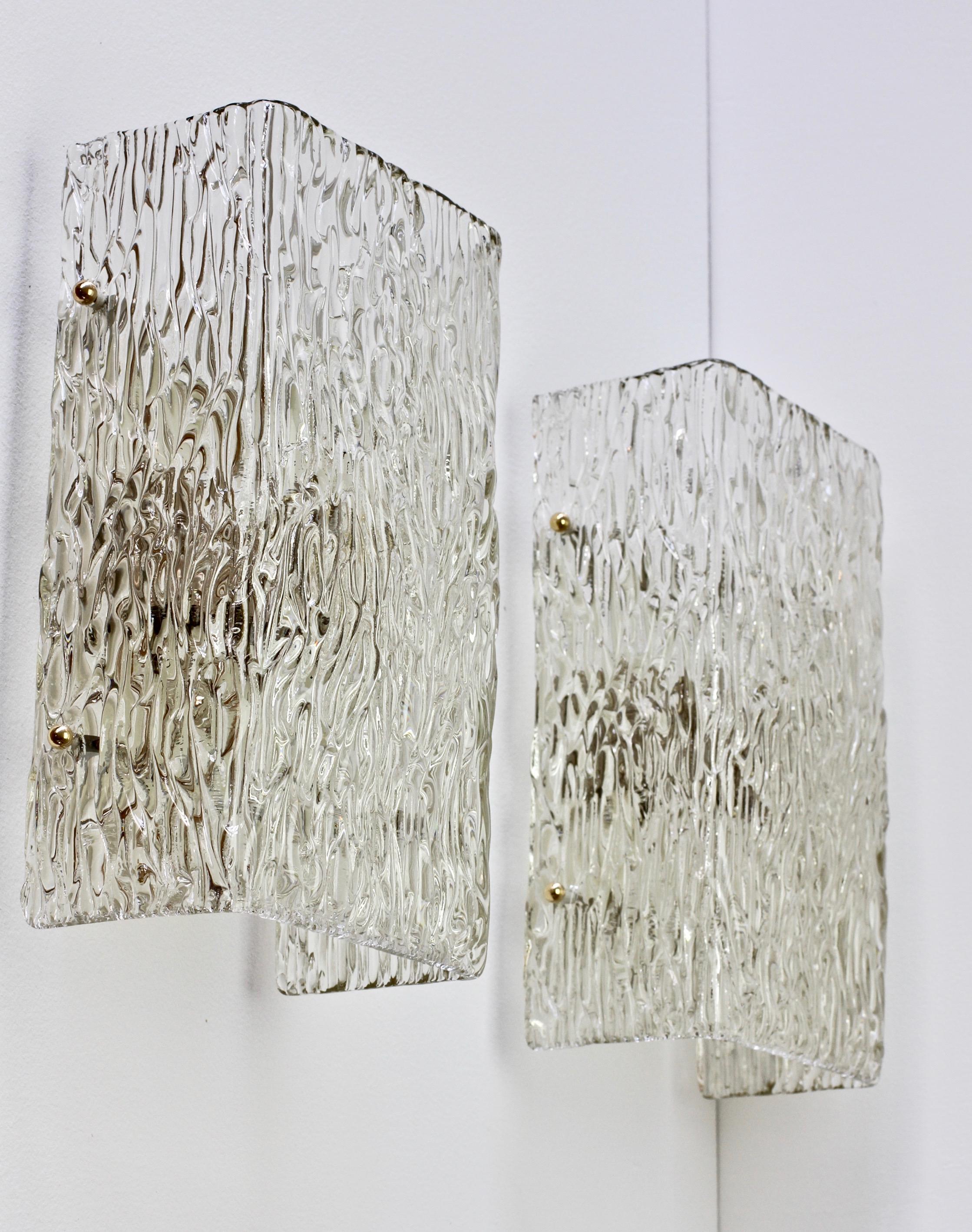1 von 4 großen österreichischen Wandleuchten oder Wandleuchtern aus strukturiertem Glas von JT Kalmar, um 1955 (Metall) im Angebot