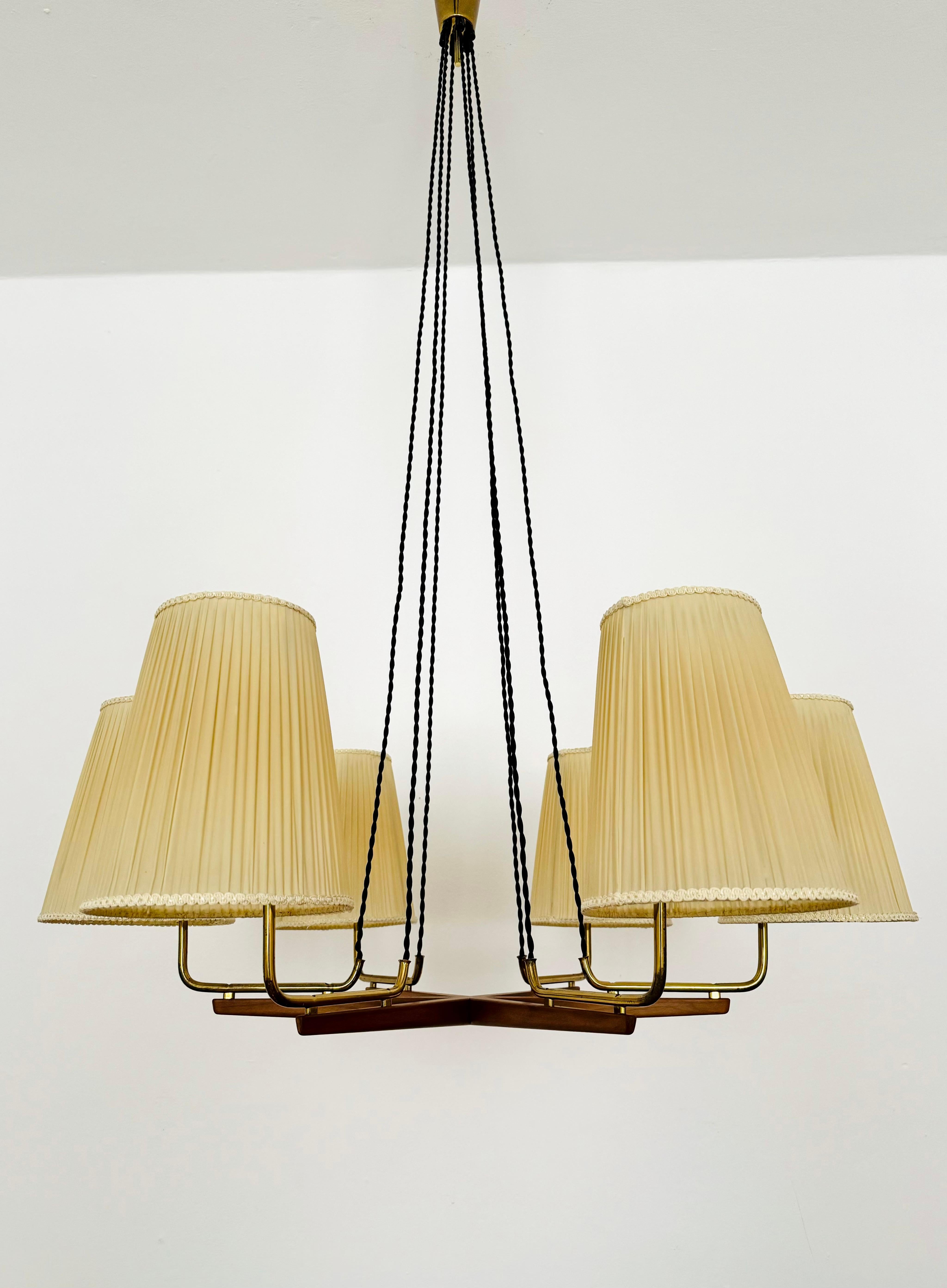 Wonderful and very rare chandelier from the 1950s.
The very large lamp with the floating pleated lampshades is a real asset and an absolute favorite piece for every home.
A very pleasant and warm light is created.

Manufacturer: Kalmar
Design: