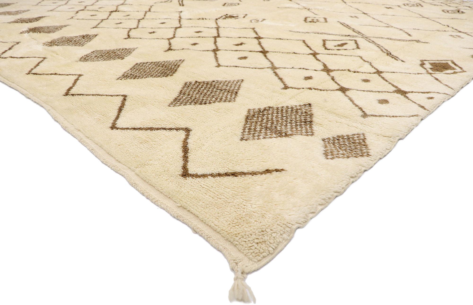 21141 Grand tapis marocain berbère neutre, 11'11 x 13'02.
Emulant le charme nomade avec des détails incroyables et une texture somptueuse, ce tapis marocain neutre en laine nouée à la main est une vision captivante de la beauté tissée. Le design