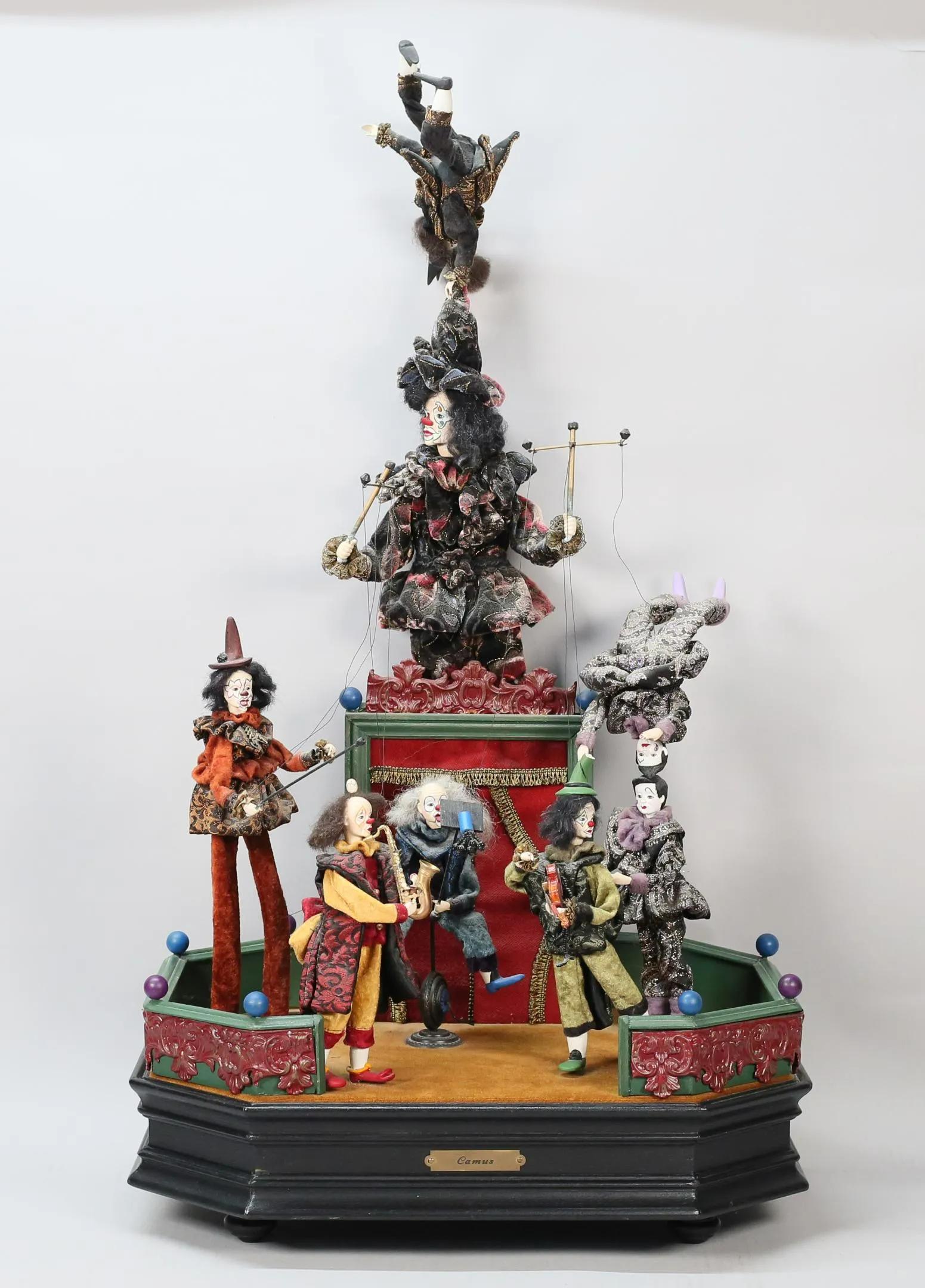 Autómata elaborado y de gran tamaño, obra de Jean-Pierre Camus, de una escena circense con titiritero y payasos, hacia 1970; las figuras llevan trajes de vivos colores con cabeza y manos de material compuesto.