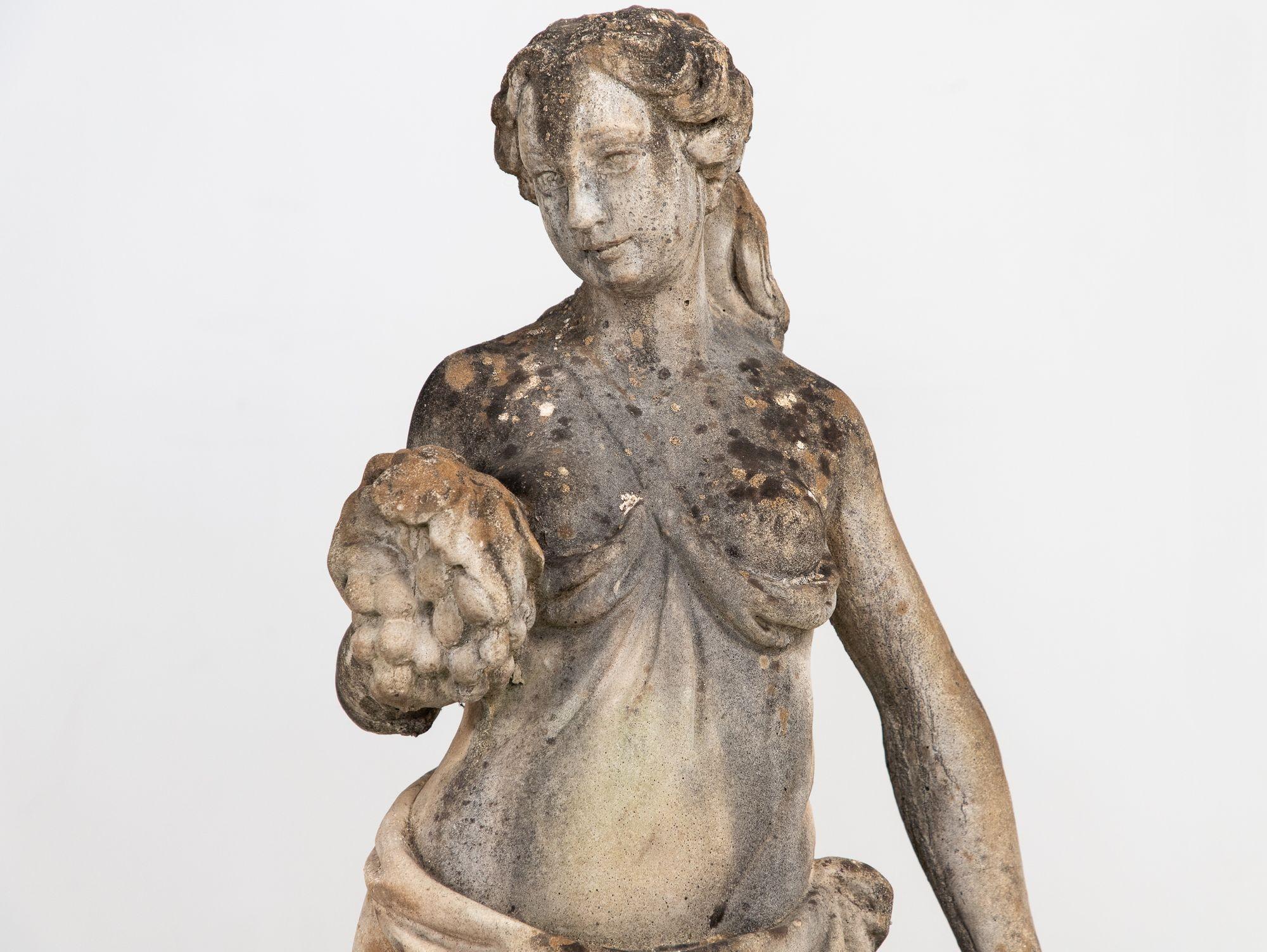 Große Herbstgöttin der Four Seasons Gartenfigur, Italien, Ende 20. (Beton) im Angebot