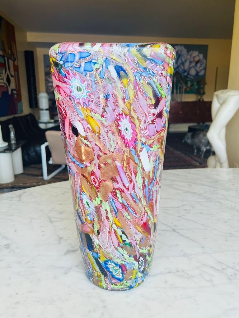 Incroyable grand et haut vase multicolore en verre de Murano circa 1950 