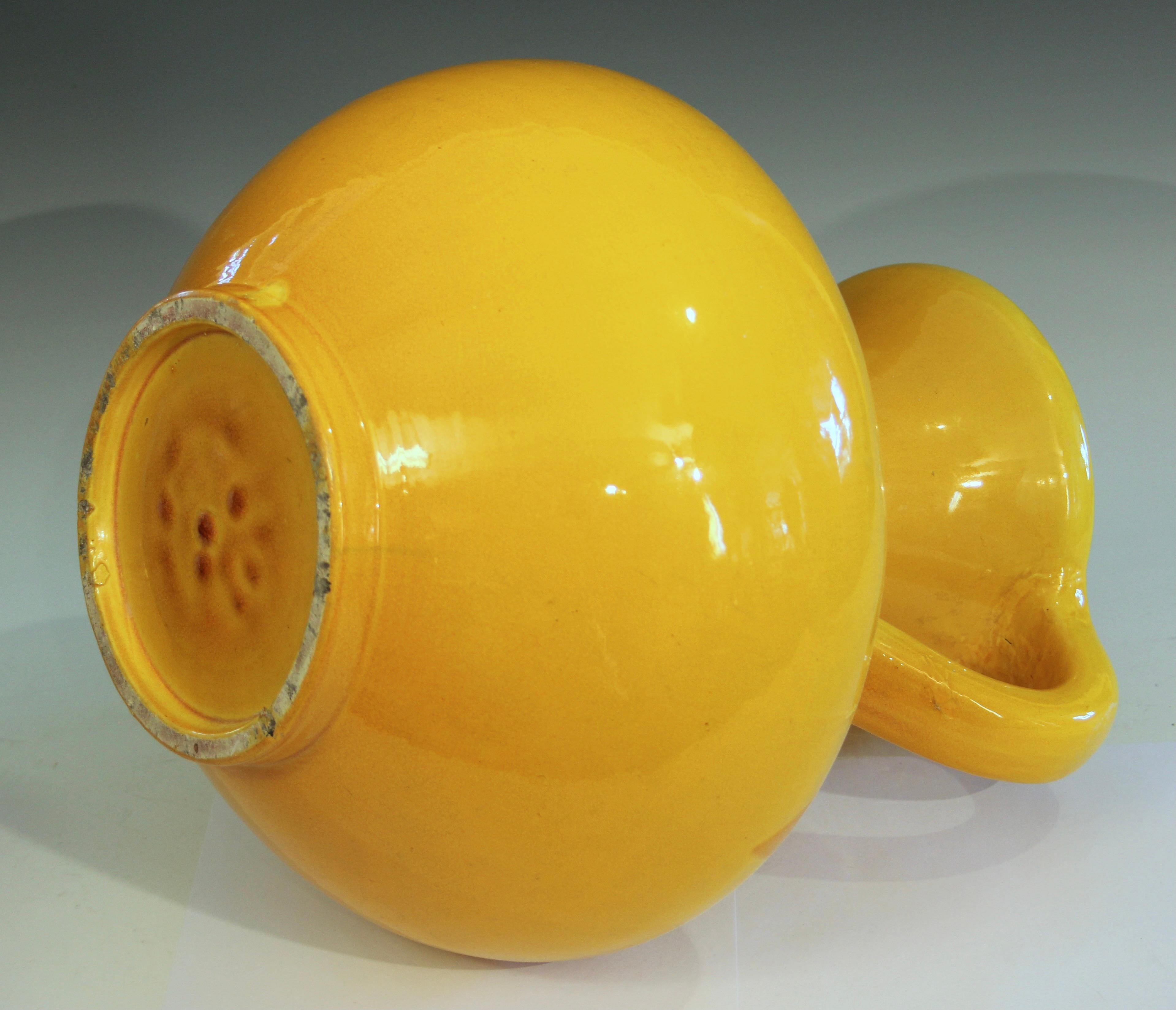 Tourné Grand vase en forme de sac à main Arts & Crafts Ikebana jaune doré en poterie d'Awaji en vente